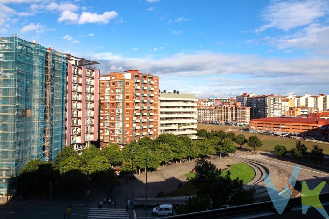Vive en el corazón de Gijón Si buscas una vivienda céntrica, luminosa y con todos los servicios a tu alcance, esta puede ser tu oportunidad.Situada en C/ Palacio Valdés, en pleno centro de Gijón, esta vivienda disfruta de una ubicación privilegiada, rodeada de comercios, supermercados, restaurantes, colegios, transporte público y todos los servicios necesarios para el día a día. Además, podrás disfrutar de la comodidad de tener el centro de la ciudad en la puerta de casa.La vivienda necesita reforma, lo que supone una magnífica oportunidad para diseñar y crear el hogar que siempre has imaginado, adaptándolo completamente a tus gustos y necesidades. Una propiedad con muchas posibilidades para quienes buscan personalizar su vivienda y darle su propio estilo.La vivienda destaca por su luminosidad y excelente ubicación, convirtiéndose en una opción ideal tanto para quienes buscan su hogar en el centro como para aquellos que valoran una buena inversión en una de las zonas más demandadas de Gijón.Ubicación excepcionalVivienda luminosaAmplias posibilidades de reforma y personalizaciónTodo tipo de comercios y servicios alrededorEn pleno centro de Gijón Una vivienda con una ubicación inmejorable y todo el potencial para convertirla en el hogar que siempre has querido, disfrutando de Gijón sin renunciar a la comodidad de tenerlo todo cerca. Sin preocupaciones a la hora de aparcar: junto a la vivienda encontrarás un parking público, una gran ventaja para disponer de una opción de aparcamiento cómoda y cercana.Gastos e impuestos no incluidos en el precio. En segundas transmisiones, el comprador abona el ITP (porcentajes en Asturias: https://sede.tributasenasturias.es/sites/sede/default/es_ES/Que-quieres-hacer/Transmisiones-Patrimoniales-y-AJD), calculado sobre el mayor valor entre precio, tasación o valor de referencia catastral. Notaría y registro según aranceles variables; el comprador elige notario. El vendedor asume la plusvalía municipal; el resto de gastos (incluida hipoteca: tasación, costes bancarios, gestoría y formalización) son del comprador.Honorarios: intermediación a cargo del vendedor; mediación a cargo del comprador del 2% + IVA, mínimo 2.000  + IVA.El consumidor puede solicitar información y documentación adicional en la sede física o por correo electrónico de la Agencia (contacto en la web). La agencia actúa solo como intermediaria; toda compraventa queda sujeta a la aceptación expresa del vendedor y a la formalización del contrato. Anuncio meramente informativo: los datos corresponden a la fecha de publicación y pueden variar por actualizaciones legales, contractuales o fiscales.