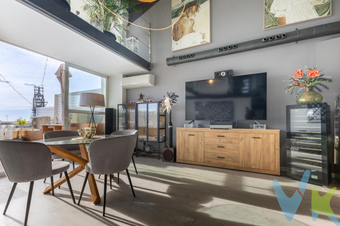 Espectacular dúplex con 4 plazas de garaje, ascensor y vistas amplias en Puerto de Sagunto.Te presentamos este magnífico dúplex en venta en Puerto de Sagunto, una vivienda amplia, moderna y muy luminosa, perfecta para quienes buscan comodidad, espacio y calidad de vida en una zona bien comunicada y con excelentes vistas.Descripción general:.Ubicado en un edificio con ascensor, este dúplex ofrece una distribución funcional y cómoda, con amplias estancias y una orientación privilegiada que garantiza mucha luz natural y vistas despejadas al puerto. Además, cuenta con cuatro plazas de garaje incluidas en el precio, un valor añadido excepcional en la zona.Distribución y espacios:.En la planta principal se encuentra un amplio salón-comedor con grandes ventanales que inundan la vivienda de luz y acceso directo a una terraza privada, desde la cual se pueden disfrutar vistas amplias. La terraza está equipada con barbacoa o paellero, perfecta para reuniones familiares, comidas al aire libre o momentos de relax.La cocina americana, abierta al salón, combina modernidad y practicidad, generando un espacio diáfano y acogedor ideal para compartir.En esta misma planta se ubican también dos habitaciones y un baño completo, ofreciendo comodidad y funcionalidad, especialmente para familias o personas que prefieren evitar escaleras.La planta superior está destinada a la zona de descanso, compuesta por tres amplias habitaciones, dos vestidores independientes y dos baños completos. Esta planta destaca por su amplitud, luminosidad y la versatilidad de sus espacios, perfectos para adaptarlos a las necesidades de cada familia.Eficiencia y sostenibilidad:.La vivienda está equipada con placas solares, lo que mejora la eficiencia energética y permite un importante ahorro en el consumo eléctrico, haciendo de este hogar una opción moderna y sostenible.Garaje y extras:.El precio incluye cuatro plazas de garaje en el mismo edificio, con acceso directo desde el ascensor. También dispone de trastero, aire acondicionado, calefacción, ventanas de climalit, barbacoa/paellero, y materiales de alta calidad en todos los acabados.Ubicación:.Situado en Puerto de Sagunto, este dúplex está rodeado de todos los servicios: colegios, supermercados, zonas verdes, centros deportivos y transporte público. A pocos minutos de la playa del Puerto de Sagunto y con excelente comunicación con Valencia y alrededores, es una opción perfecta tanto como residencia habitual como para segunda vivienda.Calificación energética: B.No dejes pasar la oportunidad de vivir en una vivienda moderna, con amplios espacios, vistas al puerto, terraza con barbacoa y todas las comodidades.Contáctanos y ven a visitarlo. ¡Te encantará!.REF: 4646.
