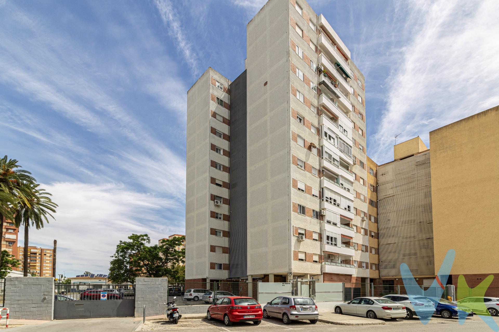 Descubre este fantástico piso ubicado en una urbanización cerrada en la zona de San Joaquín. Reformado en fontanería, electricidad, baño y cocina, esta propiedad ofrece un entorno cómodo y funcional para toda la familia. Cuenta con 3 dormitorios que se adaptan a tus necesidades diarias. Además del baño principal dispone también de un aseo adicional para mayor comodidad. El inmueble se vende totalmente amueblado e incluye splits frío-calor instalados en cada estancia, garantizando así el confort durante todo el año. La comunidad ofrece servicios como agua incluida entre sus gastos comunes; además tendrás acceso a uno de los mejores clubes de la zona gracias a las acciones que se entregarán a la venta. Una zona donde pasar el verano con la familia y amigos, ya que cuenta con un bar con deliciosas comidas caseras y 3 PISCINAS, donde los más pequeños lo pasarán en grande. Edificio con dos ascensores y cámaras de vigilancia. La ubicación es inmejorable al estar rodeada por autobuses cercanos, y centros comerciales, ideales para satisfacer todas tus demandas cotidianas sin complicaciones adicionales. Por si fuera poco, cerca encontrarás colegios, lo cual hace aún más atractivo vivir aquí. Si buscas calidad, paz, luz natural, vistas despejadas, y unas comodidades excepcionales, no dudes más.. ¡Este pisito puede ser tu nuevo hogar!. Informamos a nuestros clientes de que los gastos de notaría, registro, gestoría, impuestos y los honorarios de la agencia no están incluidos en el precio. A su vez, disponemos del documento informativo abreviado de la propiedad (según decreto 218/2005, del 11 de octubre) y de seguro de caución, para la protección del dinero entregado como señal para la reserva de una vivienda. Por mandato expreso del propietario, comercializamos este inmueble en exclusiva, lo que le garantiza el acceso a toda la información, a un servicio de calidad, un trato fácil, sencillo y sin interferencias de terceros. Por este motivo, se ruega no molestar al propietario, a los ocupantes de la propiedad o a los vecinos. Muchas gracias por su comprensión. 