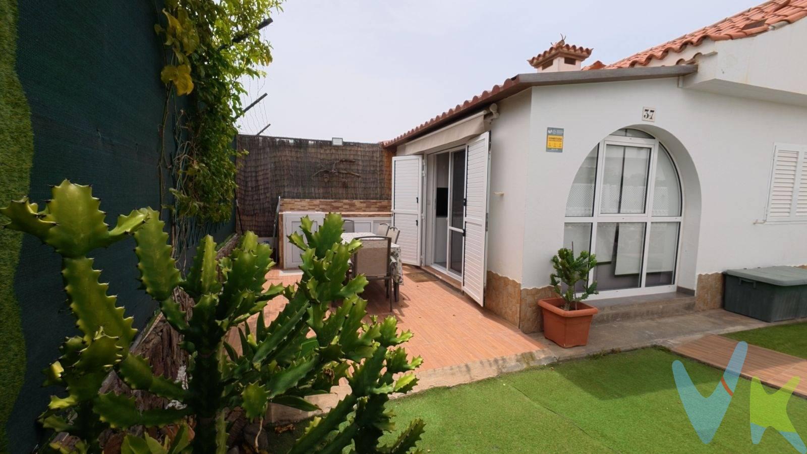 Esta propiedad representa una oportunidad excelente para adquirir un bungalow totalmente renovado en el corazón de Maspalomas. La vivienda destaca por una reforma integral que apuesta por espacios abiertos y materiales contemporáneos. Su salón principal cuenta con impresionantes techos altos de madera que aportan una gran amplitud, integrándose perfectamente con una cocina moderna de líneas blancas y equipamiento de última generación, todo ello climatizado para garantizar el máximo confort. La distribución interior se completa con un dormitorio principal luminoso y una segunda habitación equipada con literas, lo que maximiza la funcionalidad de la casa. El baño ha sido actualizado con un diseño actual que incluye una ducha de gran formato y acabados de calidad. Cada estancia ha sido planificada para ofrecer un ambiente cómodo, limpio y listo para entrar a vivir. El gran valor de esta propiedad reside en su espectacular zona exterior de 60 metros cuadrados. Este generoso espacio privado ofrece diversos ambientes, incluyendo una zona de solárium con césped artificial y tumbonas para disfrutar del sol, además de un área de comedor techada con zona de fregadero adicional, ideal para organizar comidas al aire libre con total intimidad. El Complejo El Palmeral ofrece a sus residentes instalaciones muy cuidadas, entre las que destaca una amplia piscina rodeada de palmeras y zonas ajardinadas. Su ubicación es estratégica, situándose a pocos minutos a pie de las principales zonas de ocio, servicios y del Campo de Golf, lo que convierte a este bungalow en una opción de compra inmejorable tanto para uso personal como para inversión.
