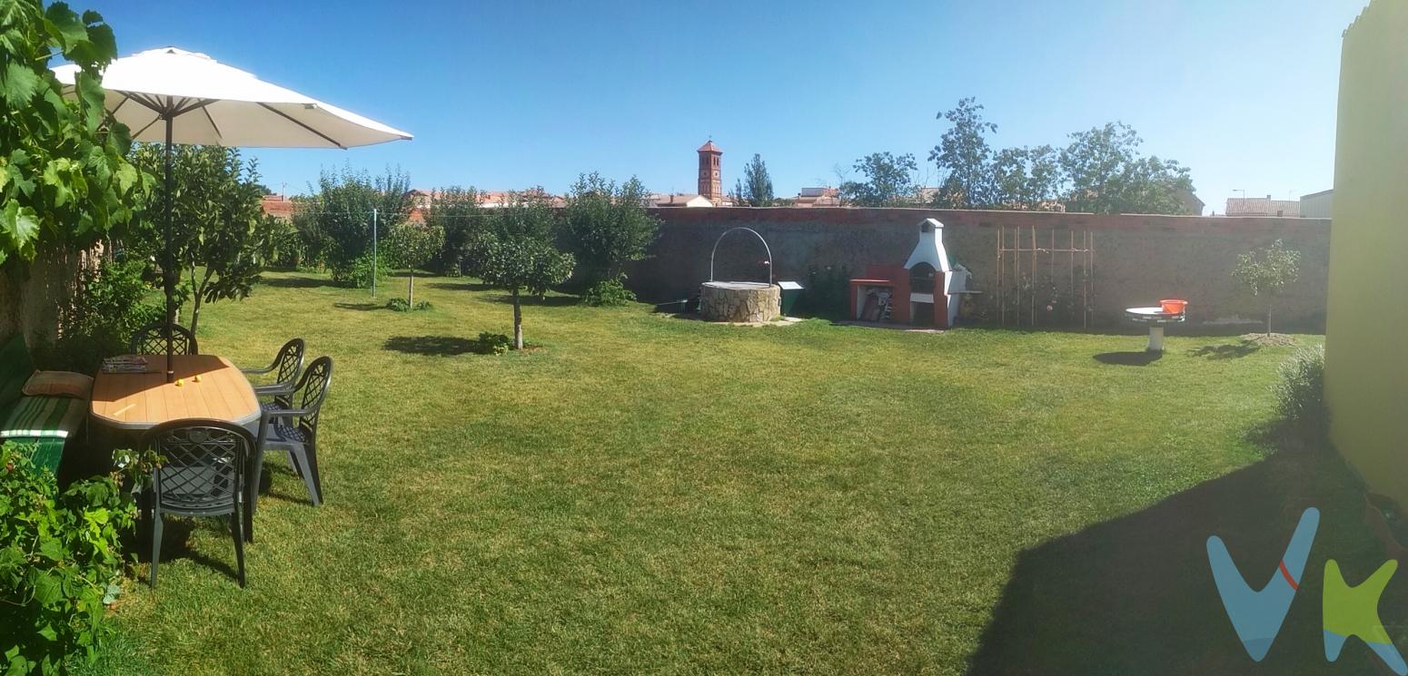 Casa en venta en Santas Martas, un pueblo a 30 km de León. Sita en la travesía de las Eras, con 566 m2, distribuidos en 465 de finca, 30 m2 de garaje en planta baja. La casa se divide en 2 plantas independientes de 81 m2 cada una, y se componen de: - La planta baja, está distribuida en cocina, cuarto de baño y 3 dormitorios. - La planta alta, se distribuye en 2 dormitorios, salón, cocina y cuarto de baño.