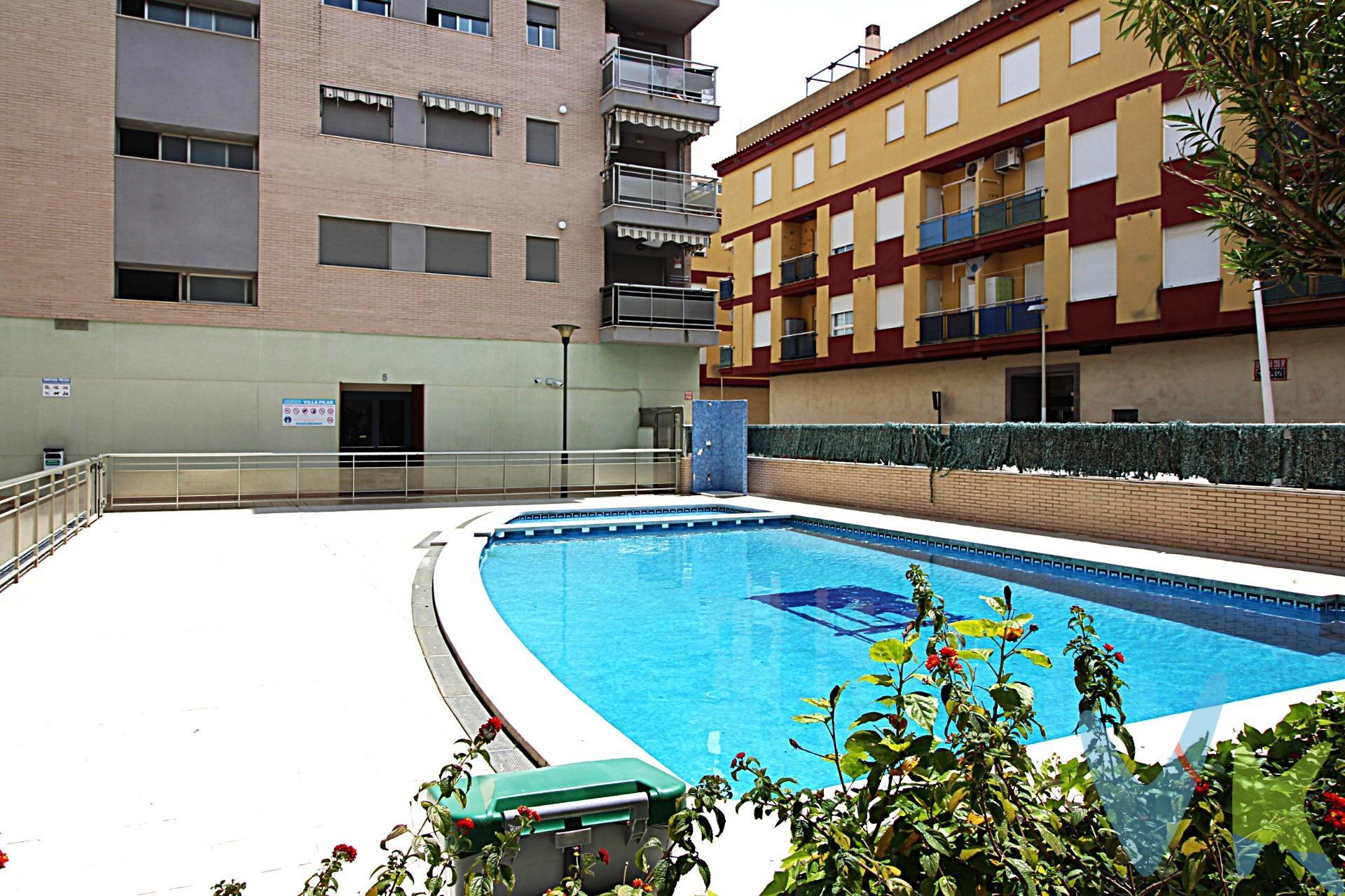 ¡Este piso suena como un verdadero hogar en el corazón de Oropesa!, se encuentra en el pueblo, con todos los servicios y comodidades a pocos pasos y acceso fácil a las playas y atractivos turísticos de la zona. La vivienda esta distribuida en tres habitaciones amplias y cómodas con armarios empotrados, dos baños , uno con bañera en habitación suite y otro de invitados con una práctica ducha, cocina independiente totalmente equipada para preparar comidas deliciosas, salón comedor espacioso, luminoso y que da acceso a una terraza, lugar perfecto para disfrutar del aire libre y la vista del pueblo. La vivienda perfecta para vivir todo el año, ya que posee calefacción con radiadores de bajo consumo y aire acondicionado frío/calor en el salón. Además se vende con dos plazas de garaje para estacionar tus vehículos de manera segura. La comunidad cuenta con piscina comunitaria para refrescarse y zona infantil para que los peques puedan jugar y divertirse en un entorno supervisado.  ¡ No te lo imagines, ven y visítalo, te va a enamorar !. Los metros útiles son aproximados. Este inmueble es en exclusiva, con lo que le facilitamos cualquier información sobre la vivienda. Por este motivo, solicitamos no molesten al propietario, ocupantes de la propiedad, vecinos o conserje de la comunidad. . Muchas gracias por su comprensión. El precio indicado puede sufrir variaciones. En todos los casos los precios expuestos son más impuestos y gastos derivados de la transmisión del inmueble.
