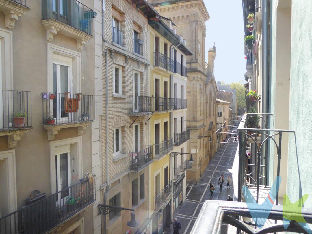 









Coqueto piso en pleno casco antiguo de Pamplona-Iruña, exterior y semi-amueblado. La cocina está equipada y montada y tiene acceso a un práctico balcón con tendedero. El baño con plato de ducha. Tanto el luminoso salón y el dormitorio principal tienen balcón a calle con vistas a la torre de San Agustín.  Dos alcobas que pueden ser utilizadas como dormitorios, vestidor, despacho... según las necesidades. Calefacción de gas natural.  Fachada y tejado rehabilitados con las derramas ya pagadas. Situación inmejorable ya que se encuentra entre Plaza del Castillo y Escuela oficial de idiomas situada en calle Compañía donde existen plazas de garaje para los vecinos  y la posibilidad de solicitud de concesión administrativa.
INFORMACIÓN: PVP: 190.000 €. Gastos e impuestos no incluidos en el precio. El precio indicado no incluye los gastos e impuestos derivados de la compraventa a cargo del comprador: A modo orientativo: Notaria y registro: entre un 1%-1,5%; ITP (Impuesto sobre transmisiones patrimoniales): Tipo general en Navarra 6%;  AJD: aprox 05%-1%; 
Otros posibles gastos asociados; Tasación, costes bancarios, gestoría... en el caso de precisar hipoteca





La parte compradora elige libremente notario.  Los honorarios de marina servicios inmobiliarios son a cargo de la parte vendedora. El presente anuncio tiene carácter meramente informativo, sin valor contractual.  Superficies y características expresadas tienen carácter descriptivo y son aproximadas. Muebles en inventario.  Cualquier compraventa y sus condiciones quedan sujetas en todo caso a la aceptación expresa del vendedor del inmueble y a la posterior formalización del correspondiente contrato. La información suministrada se corresponde con la disponible a la fecha de publicación, pudiendo variar en función de las circunstancias o actualizaciones legales, contractuales y fiscales.



