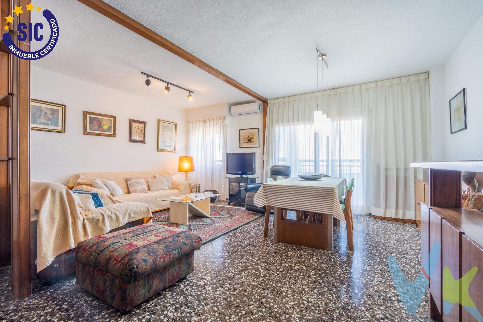 Luz, espacio, garaje y ubicación premium en Algiros !. ¿Buscas el equilibrio perfecto entre la comodidad y la calidez de un auténtico hogar? ¡Lo has encontrado!. ​Te presentamos esta espectacular sexta planta de 116 metros, ubicada en una de las zonas más codiciadas y vibrantes de Valencia: el barrio de Algiros. Una vivienda lista para entrar a vivir, donde la luz natural y la amplitud son las auténticas protagonistas. ​🏡 El espacio: Rediseñado para el confort moderno. ​Originalmente concebida con 4 habitaciones, la vivienda ha sido inteligentemente reformada para adaptarse a las exigencias de la vida actual:. ​Un salón-comedor idílico: Al integrar la cuarta habitación, se ha creado un espacio social enorme, inundado de luz natural gracias a su altura. El lugar perfecto para reuniones familiares, cenas con amigos o tus momentos de relax. ​Zona de descanso: Cuenta con 3 amplias habitaciones luminosas y tranquilas. ​Baños: 2 baños completos, uno con bañera y otro con plato de ducha. Su ​estado es: ¡Para entrar a vivir! Olvídate de reformas, de presupuestos sorpresa y de esperas. Trae tus maletas y empieza a disfrutar desde el primer día. ​📍 El entorno: Todo a un paso (¡Literalmente!). ​Vivir en Algiros significa tener calidad de vida. Es un barrio consolidado, seguro, familiar y con una energía única. Aquí no necesitas el coche para nada:. ​Conectividad total: A escasos minutos de la estación de Metro, conectándote con el centro de la ciudad, el aeropuerto y la playa en un abrir y cerrar de ojos. ​Salud y bienestar: La tranquilidad de tener el Hospital Casa de Salud prácticamente al lado. ​Día a día sin esfuerzo: Supermercados de primera línea, gimnasios de última generación, cafeterías con encanto y comercios locales a la vuelta de la esquina. ​Educación: Una oferta inmejorable para los más pequeños, con colegios de prestigio y guarderías a pocos pasos de casa. ¿Vas a dejar que se te adelante? Las sextas alturas en esta zona y con estos metros de salón vuelan. Contacta con nosotros hoy mismo para agendar una visita y ven a sentir el que será tu próximo hogar. ¡Te va a enamorar!. ---------------------------------------------------------------------------------------------------------------------------. Por mandato expreso del propietario, comercializamos este inmueble en exclusiva, lo que le garantiza el acceso a toda la información. Por este motivo, se ruega no molestar al propietario, a los ocupantes de la propiedad o a los vecinos. Muchas gracias por su comprensión. Si usted es agente inmobiliario y tiene un cliente para este inmueble, llámenos: estaremos encantados de colaborar.