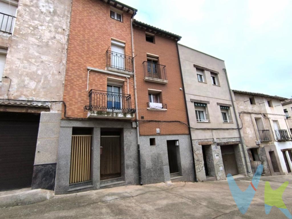 Casa de pueblo, bien ubicada con calefacción de gasóil.Planta baja: portal de acceso a la vivienda, merendero y cuarto de caldera.Planta primera: salón-cocina, dormitorio y aseo.Planta segunda: dos dormitorios y baño completo.Planta tercera: diáfana.Casa con reformas parciales y tejado revisado. 