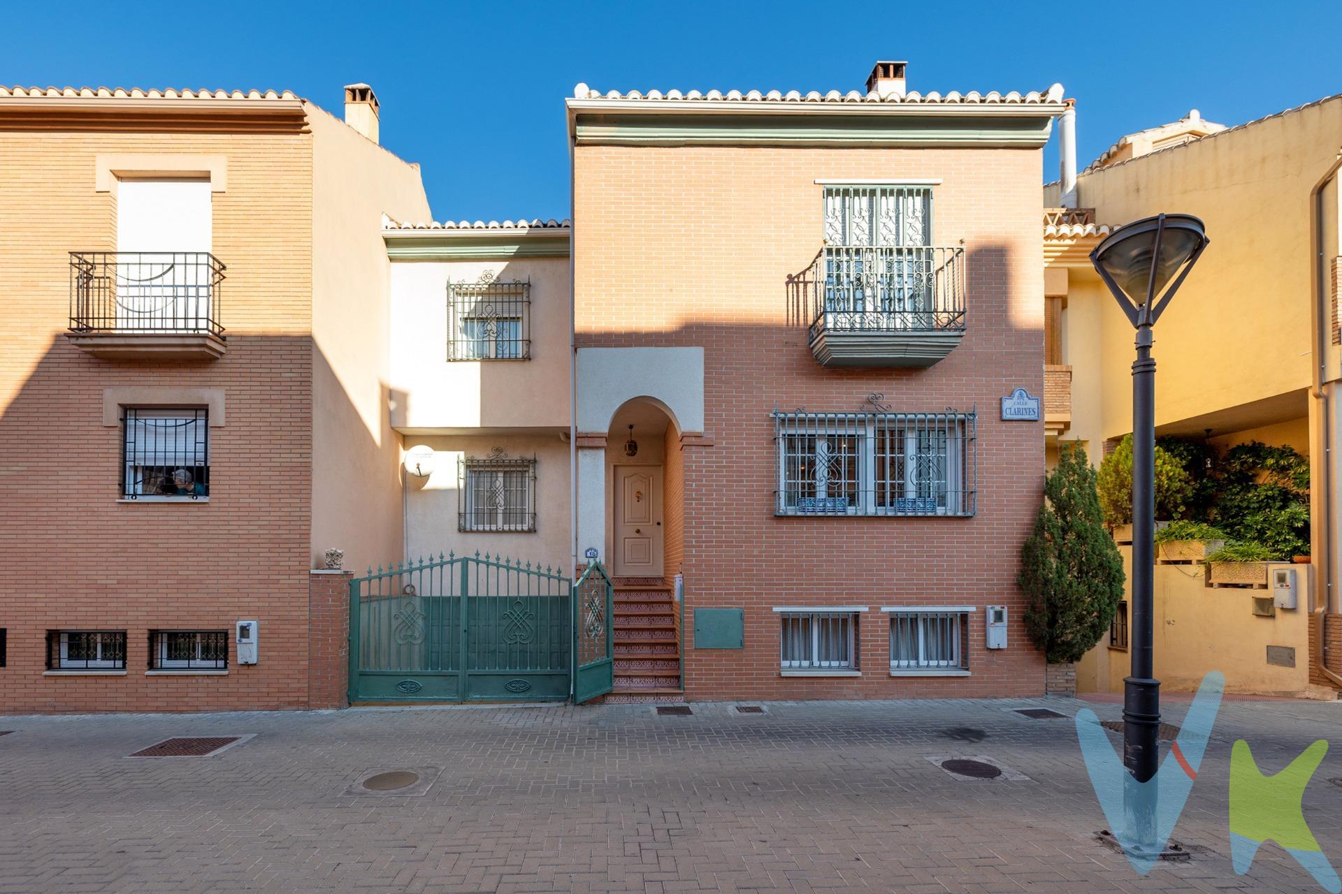 ¡Bienvenido a tu nuevo hogar en el corazón de Granada! Esta encantadora casa adosada está ubicada en una tranquila zona residencial, ideal para disfrutar de la comodidad y la tranquilidad sin alejarse de la ciudad. Situada a solo 2 minutos de la salida de la autovía, tendrás acceso rápido a las principales vías de comunicación. Además, la propiedad está perfectamente conectada con el transporte público, con paradas de autobús y estación de metro a pocos pasos, facilitando tus desplazamientos diarios. La vivienda se extiende a lo largo de tres plantas:. Planta Principal: Entramos por un coqueto recibidor que nos da acceso a  gran salón con ventanal  que nos asegura la luz natural durante todo el día, espaciosa cocina independiente perfectamente cuidada y gran baño con planto de ducha. Tanto el salón como la cocina dan acceso a un generoso patio, ideal para disfrutar de momentos al aire libre. . Primera Planta: Esta planta alberga tres amplios dormitorios y gran baño completo. Uno de los dormitorios con acceso a una magnífica terraza y el principal con un coqueto balcón. Planta Semisótano: Con un gran salón que incluye chimenea, cocina y dormitorio, esta planta ofrece la posibilidad de crear una segunda vivienda, perfecta para invitados o como espacio independiente. Además, dispone de cochera con capacidad para varios vehículos, brindando un acceso fácil y seguro a la vivienda. Calefacción central por gasoil. Ref. N299. * El PVP indicado no incluye impuestos, gastos de Escritura ni honorarios de agencia. * Las superficies expresadas en esta página tienen carácter descriptivo y son aproximadas. * Los precios pueden ser susceptibles de modificación sin previo aviso. * Muebles no incluidos en el precio.
