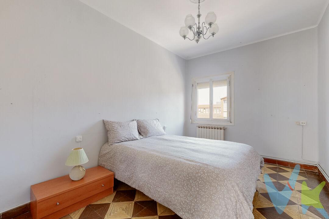 Se vende magnífica vivienda situada en la calle Marcelo Celayeta, en el barrio de la Rochapea, una de las zonas más consolidadas y demandadas de Pamplona por su excelente comunicación y la amplia oferta de servicios.
La vivienda destaca por sus amplios espacios y su extraordinaria luminosidad, ofreciendo una distribución cómoda y funcional. Cuenta con tres habitaciones de buen tamaño, un baño completo, cocina independiente y un espacioso salón, ideal para disfrutar de momentos en familia o con amigos.
Gracias a su excelente entrada de luz natural y a la amplitud de sus estancias, el piso transmite una agradable sensación de confort y bienestar durante todo el año. 
Ubicado en una zona con todos los servicios a su alcance: transporte público, comercios, centros educativos, zonas verdes, instalaciones deportivas y una rápida conexión con el centro de Pamplona.
Una excelente oportunidad tanto para quienes buscan una vivienda amplia y luminosa en una ubicación privilegiada como para inversores que desean adquirir un inmueble en una zona con alta demanda. ¡No dude en solicitar más información o concertar una visita!
INFORMACIÓN LEGAL
▪ Información meramente orientativa, sin carácter contractual.▪ Superficies y características aproximadas, con finalidad descriptiva.▪ En el precio de venta están incluidos los honorarios de la agencia inmobiliaria, que serán asumidos por la parte vendedora.▪ El precio indicado no incluye los gastos e impuestos derivados de la compraventa a cargo del comprador (Notaría, Registro de la Propiedad, I.T.P., A.J.D. o I.V.A., según corresponda), ni otros posibles gastos asociados.▪ El inmueble se transmite sin mobiliario ni otros enseres, salvo que se indique expresamente lo contrario.
A modo orientativo en Navarra:
▪ Notaría y Registro: 1%–1,5%.▪ ITP: tipo general 6% (con posibles bonificaciones).▪ AJD: aprox. 0,5%–1%.