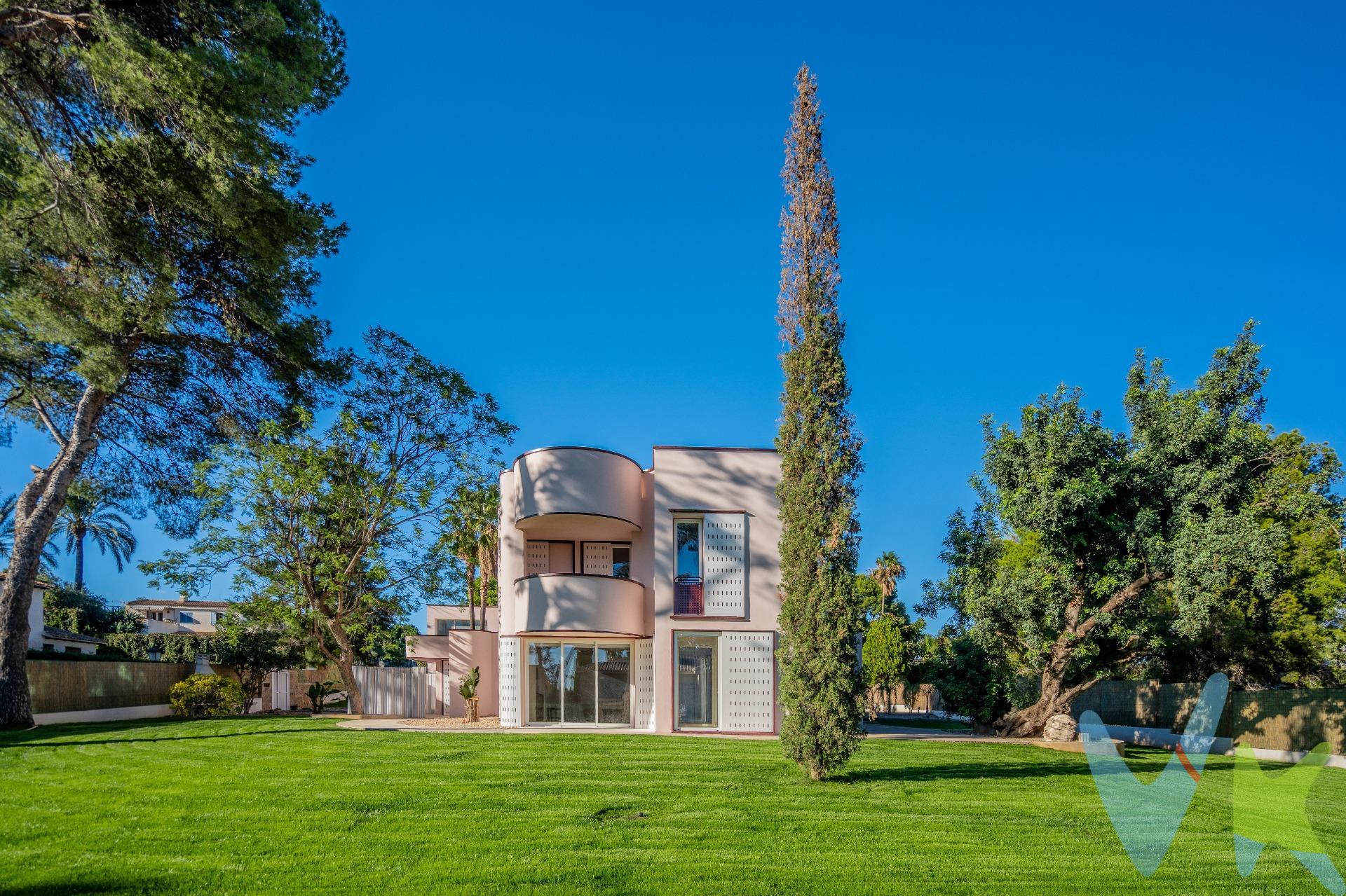 **Un Oasis de Elegancia en la Exclusiva Urbanización Santa Bárbara**. En el corazón de la prestigiosa urbanización Santa Bárbara, en Rocafort, se encuentra una joya arquitectónica que redefine el concepto de hogar. Esta vivienda, recientemente reformada en su totalidad, es más que una residencia: es un refugio de paz y sofisticación, diseñado para aquellos que buscan la perfección en cada detalle. Con una superficie que supera los 500 metros cuadrados, esta propiedad se divide en dos zonas que combinan funcionalidad y lujo de manera impecable. La primera, una majestuosa sala multifuncional, donde el gimnasio, la sala de ocio o un espacio para reuniones familiares se integran en un ambiente de amplitud y luminosidad. La segunda, la zona de la vivienda, es un despliegue de elegancia contemporánea, con un gran salón que fluye hacia una amplia cocina de diseño. Todos los espacios de esta residencia, desde las habitaciones hasta la cocina, se abren al encantador jardín, un rincón natural que está en pleno proceso de crecimiento, permitiendo una conexión directa con el exterior a través de sus puertas, que bañan la casa de una luz cálida y envolvente. En la planta inferior, dos habitaciones con sus respectivos baños ofrecen confort y privacidad, mientras que en la planta superior, la suite principal se presenta como un santuario personal. Este dormitorio, con un baño en suite de acabados impecables, cuenta con acceso a una terraza sobre la vivienda, donde las vistas se despliegan en un paisaje de serenidad, perfecto para disfrutar de la calma y la belleza que solo este entorno puede ofrecer. Cada rincón de esta casa ha sido cuidado con esmero, utilizando materiales de la más alta calidad: paredes y suelos porcelánicos, elegantes parqués, mármoles refinados y suelo vinílico de alta gama en la habitación principal. Estas características, junto con la ubicación privilegiada en una zona rodeada de servicios exclusivos, colegios de renombre y clubes de tenis, hacen de esta propiedad la elección perfecta para los clientes más exigentes, aquellos que buscan lo mejor para su familia. Descubra el lugar donde el lujo, el confort y la naturaleza se encuentran en perfecta armonía. Bienvenido a su nuevo hogar en Santa Bárbara.