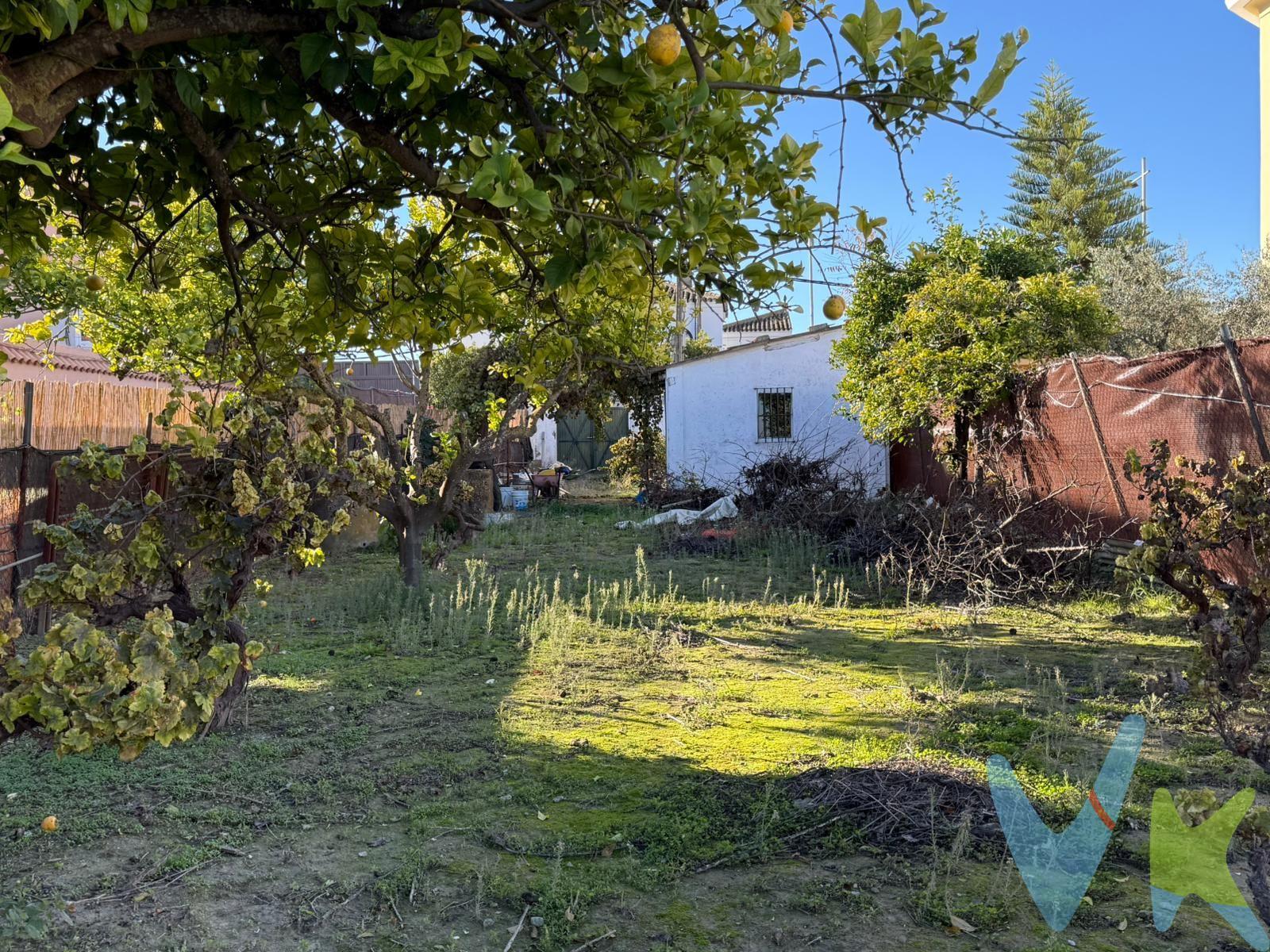 PRECIO DE VENTA: [90.000 + GASTOS] €. ¡GRAN OPORTUNIDAD! Venta de Parcela Urbana en el Centro de Salteras (Sevilla). Se pone a la venta una extraordinaria parcela urbana con una ubicación inmejorable: en plena avenida principal del pueblo de Salteras, Sevilla. Esta finca cuenta con una superficie aproximada de 1200 metros cuadrados, ofreciendo un espacio excepcional para desarrollar cualquier proyecto residencial que imagines. La parcela es urbana, lo que garantiza la posibilidad de construcción inmediata, y ya dispone de la acometida de agua realizada, un valor añadido que facilita el inicio de las obras. Dispone de una fachada de unos nueve metros aproximadamente, y goza de una excelente comunicación y acceso, permitiendo una fácil entrada y salida del núcleo urbano. Es la ocasión perfecta para adquirir un terreno amplio y con servicios en una de las zonas más demandadas y con mejor conexión de la localidad. . En cumplimiento de las obligaciones de información previstas en la Ley 10/2025, de 28 de diciembre, de servicios de atención a la clientela y transparencia, así como en la normativa sectorial vigente, se hace constar que el precio indicado no incluye los gastos e impuestos inherentes a la adquisición, los cuales se desglosan a continuación:. •	Impuesto sobre Transmisiones Patrimoniales (ITP): Se aplicará el tipo impositivo vigente en la Comunidad Autónoma de Andalucía, generalmente el 7% (6.300€), sin perjuicio de tipos reducidos del 3,5%, 1,2% o 1% aplicables según las circunstancias personales del comprador o las características del inmueble). El impuesto se devenga sobre el Valor de Referencia de Catastro o el precio de venta, aquel que resulte superior. •	Gastos de Notaría: Los honorarios notariales se calcularán conforme al arancel oficial regulado en el Anexo I, del Real Decreto 1426/1989, de 17 de noviembre, por el que se aprueba el arancel Notarial. •	Gastos de Registro: La inscripción en el Registro de la Propiedad se facturará según el arancel oficial establecido en el ANEXO I, del Real Decreto 1427/1989, de 17 de noviembre, por el que se aprueba el arancel Notarial. •	Gastos de Gestión (Gestoría): Los honorarios por la tramitación administrativa, liquidación de impuestos e inscripción registral ascienden aproximadamente a [545] € (IVA incluido). •	Honorarios Agencia del Vendedor: incluidos en el PVP. •	Honorarios Agencia del comprador: La agencia prestará los servicios de información, asesoramiento y acompañamiento previstos en el Encargo de Servicios y en el D.I.A. Si solicita servicios adicionales o personalizados, sus honorarios serán informados previamente, de forma individualizada y por escrito, conforme a la libertad de pactos y a la normativa vigente. NO VINCULADOS AL PRECIO DE COMPRA. Para una información exhaustiva sobre el funcionamiento, tipos impositivos y bonificaciones del ITP en Andalucía, puede consultar el portal oficial de la Agencia Tributaria de la Junta de Andalucía en el siguiente enlace:. https://www.juntadeandalucia.es/organismos/economiahaciendayfondoseuropeos/areas/tributos-juego/tributos/paginas/impuestos-cedidos-transmisiones.html; . Documento D. I. A. a disposición del consumidor según Decreto 218/2005 Junta de. Andalucía. 