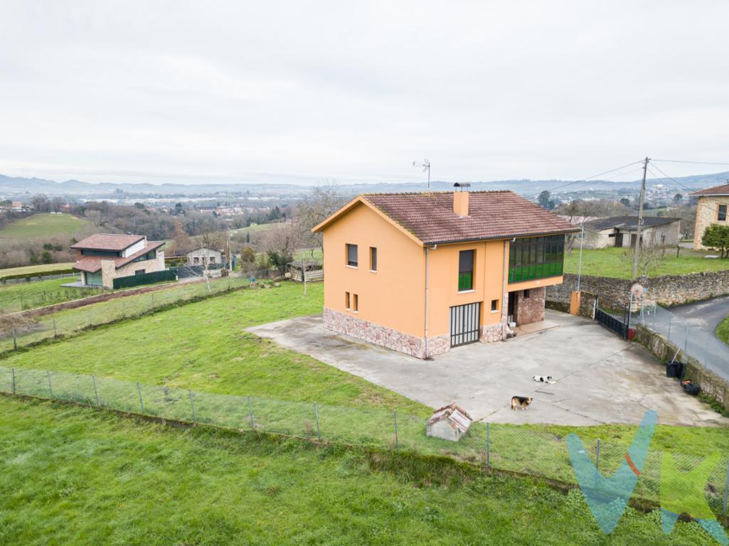 Imagina tu nuevo hogar en RocesVivienda independiente situada en una zona tranquila y bien comunicada de Roces, ideal para quienes buscan espacio, privacidad y la oportunidad de crear un hogar a su medida. La casa se distribuye en dos plantas de 90 m² cada una, con tres dormitorios, dos baños, cocina independiente y salón de paso.El tejado se encuentra en buen estado y la vivienda ofrece un gran potencial de actualización, permitiendo adaptarla a un estilo de vida moderno sin renunciar a una base sólida.Todo ello sobre una parcela llana de 1.100 m², perfecta para disfrutar del aire libre, crear un jardín, zona de ocio o simplemente vivir con calma y amplitud.Una oportunidad para dar forma al hogar que siempre has imaginado, en una de las zonas más demandadas de Roces. PRECIO DE VENTA SIN GASTOS NI IMPUESTOS INCLUIDOS: El precio de venta no incluye gastos de notaría, registro de la propiedad, gestoría, ni el Impuesto de Transmisiones Patrimoniales (ITP) o el IVA/AJD. HONORARIOS: El precio de venta no incluye los honorarios que se devengan a cargo del cliente comprador por la prestación de servicios de asesoramiento y gestión. El importe asciende al 2%, con un minimo de 2.000 EUR, del Precio de Venta (IVA no incluido). Dichos honorarios deberán ser abonados a la firma de la escritura pública.