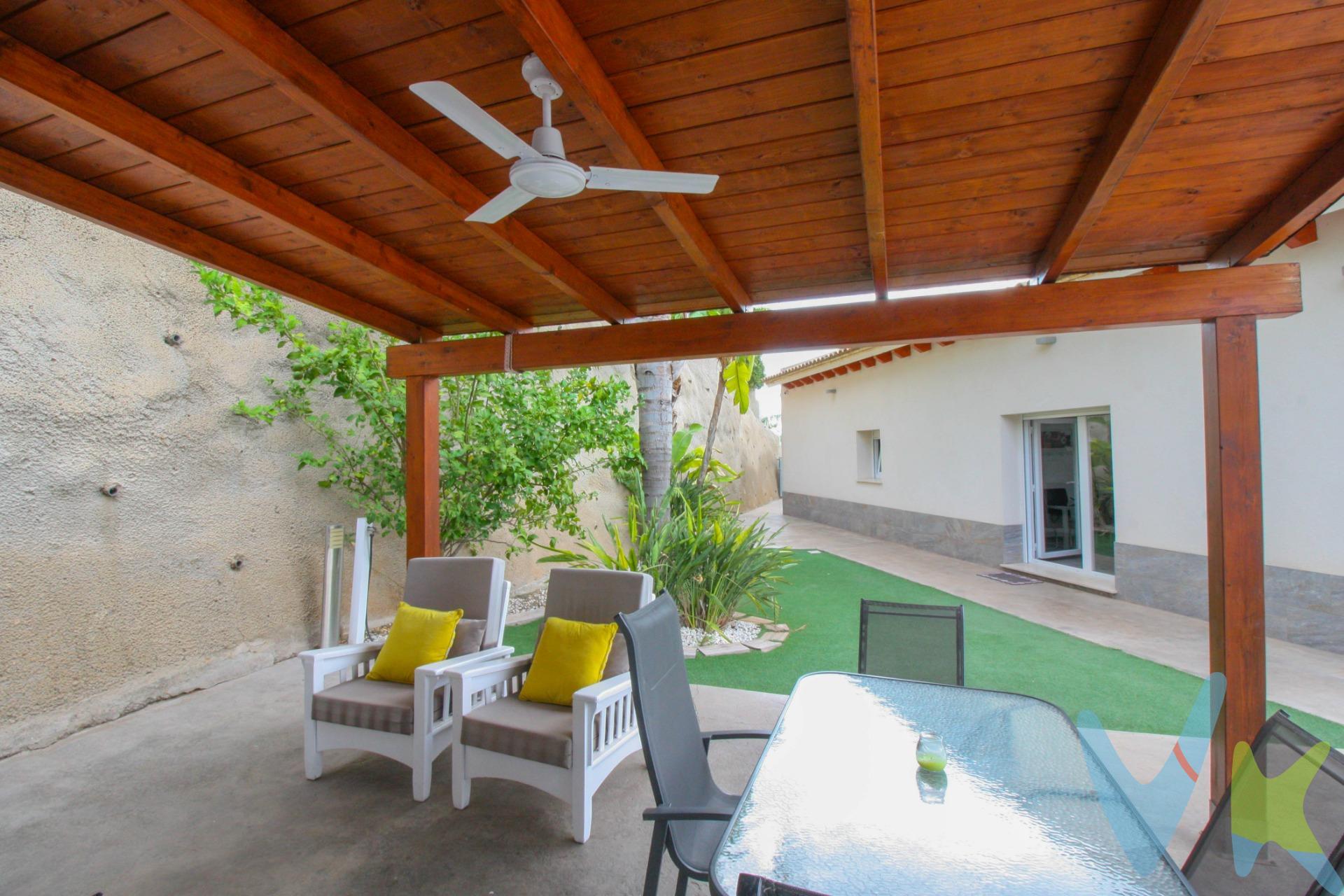 " ¿QUIERES AHORRARTE 30.000€ EN LA COMPRA DE ESTE CHALET? Infórmate!!". Magnífica propiedad situada en una urbanización tranquila, rodeada de naturaleza, senderos por los que disfrutar andando o en bicicleta y diferentes miradores a lo largo de la urbanización con preciosas vistas. Cuenta con 173m2 de vivienda y 700m2 de parcela. . ¿Estás pensando en cambiar de vida, salir de la rutina y tener un HOGAR para disfrutar en familia dónde predomina la tranquilidad y el bien estar? ¿Y si lo deseas, por qué no trabajar desde allí? o quizás lo que buscas es una inversión para tu negocio vacacional con una rentabilidad de 55.000€ anual. Como ves, tiene multiples opciones a elegir. . En este fabuloso chalet podrás disfrutar de todas estas cualidades. Te cuento: . Está diseñado para ti o para aquellas personas que quieran invertir en un proyecto familiar para su futuro. . Esta propiedad está dividida en dos chalets, es decir, son dos chalets totalmente independientes separados por una pared de pladur, cada uno de ellos con su PISCINA, TERRAZAS, BARBACOA además de dos dormitorios, un baño, un aseo en la zona del jardín, cocina office con entrada de mucha luz natural y un amplio salón comedor con salida a terrazas y piscina. . Que no se nos olvide algo importante como su zona de aparcamiento con cabida para tres vehículos, lo que te da una mayor tranquilidad a ti y a tu familia además de dos trasteros. El término de Monserrat es conocido por su gran valor paisajístico y por los amantes de los deportes al aire libre como ciclismo y senderismo.  La zona comercial está a tan solo 8 min, la salida a la AP7 a 7 min y la A3 a 12min. Esto te proporcionará clientes que quieran estar en este alojamiento en la montaña, pero con fácil acceso a todos los sitios de interés, si lo que buscas es un negocio con alta rentabilidad. Además la zona cuenta con club social. . Si quieres saber más de esta propiedad llámanos y te seguiremos contando sobre cómo podías sacarle la máxima rentabilidad con el alquiler vacacional, además te lo entregamos en pleno funcionamiento. Pídenos toda la información. INMUEBLE SUJETO A PERIODO DE TRASPARENCIA. Entra en este enlace y DISFRUTA DE NUESTROS TOURS VIRTUALES:. https://my.matterport.com/show/?m=ZQZa4sCT7CU. https://my.matterport.com/show/?m=uRopGow4FUK.  . Los datos e información contenida en este anuncio no son vinculantes sino meramente informativos, la oferta está sujeta a cambios de precio, textos, fotos o cualquier otro contenido inesperado, la inmobiliaria se reserva el poder de modificarlo en cualquier momento. La venta de esta vivienda se gestiona mediante contrato de EXCLUSIVA COMPARTIDA por lo que se trabaja con más de 150 Inmobiliarias. Los gastos de la venta tales como notaría, registro y honorarios no están incluidos en el precio. 
