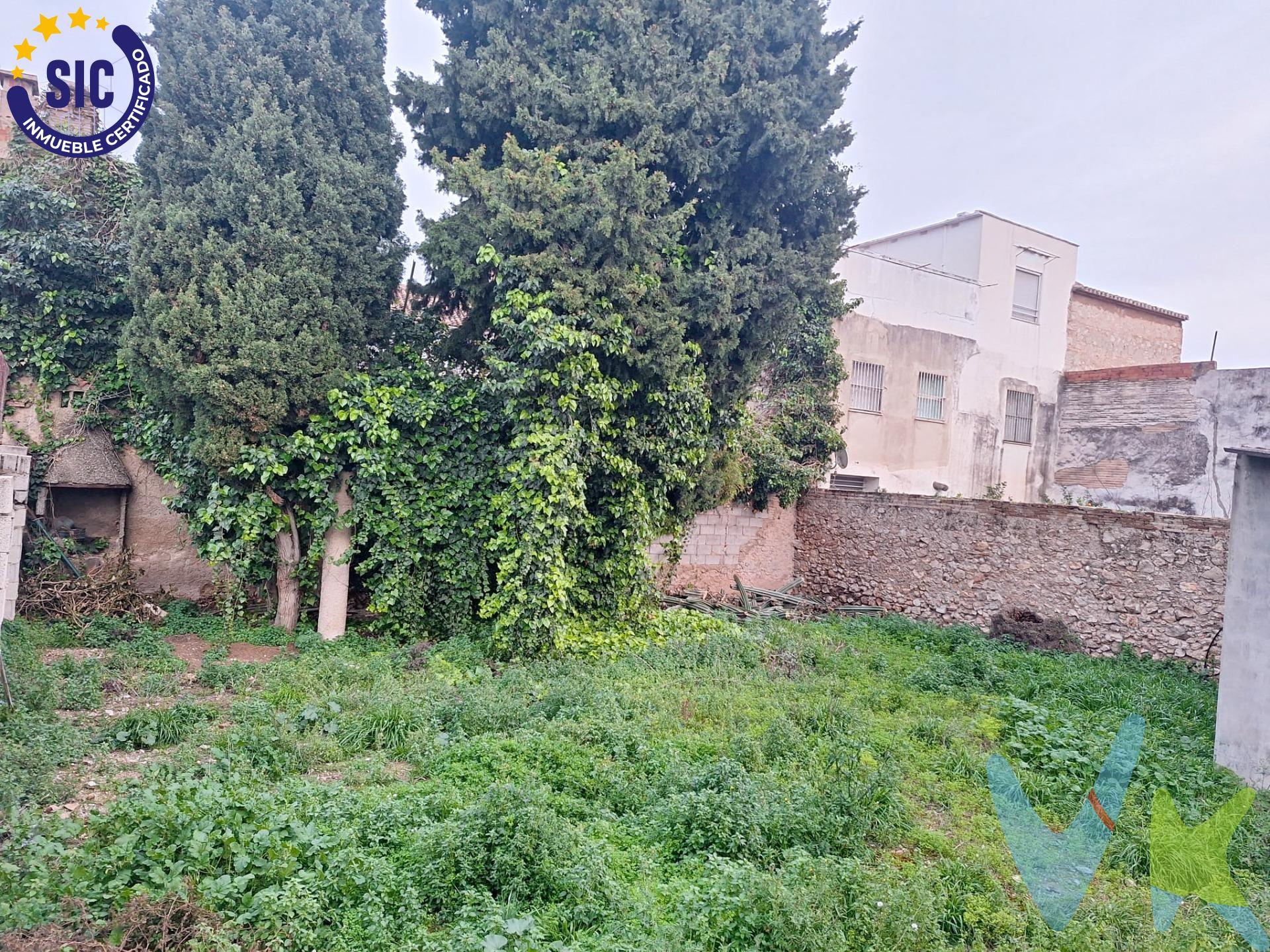 ¡Oportunidad única! Terreno urbano en La Alquería de la Comtessa. ¿Buscas el lugar perfecto para construir tu hogar o invertir? Este terreno urbano de 245 m² en La Alquería de la Comtessa tiene todo lo que necesitas para empezar tu próximo proyecto. ¿Por qué este terreno es especial?. Superficie ideal: 245 m², perfecto para una vivienda espaciosa o un proyecto a medida. Ubicación privilegiada: En pleno casco urbano, con todos los servicios a un paso: supermercados, colegios, farmacias y más. Entorno tranquilo: Vive en un barrio residencial con encanto, rodeado de naturaleza y a pocos minutos de las mejores playas de Gandía. Excelentes accesos: Conexión rápida a las principales carreteras de la zona. Imagina tu futuro aquí: un clima mediterráneo espectacular, un pueblo acogedor y un terreno con el tamaño perfecto para hacerlo todo realidad. No dejes pasar esta oportunidad. ¡Contacta hoy mismo y ven a verlo!. La descripción del presente inmueble e imágenes tienen mero carácter informativo y en ningún caso carácter contractual, pudiendo ser modificados por la inmobiliaria comercializadora sin que ello implique responsabilidad alguna frente a terceros. En el precio de venta a público, esta propiedad NO incluye los gastos de adquisición (Notario, registro, gestión, honorarios, etc…).