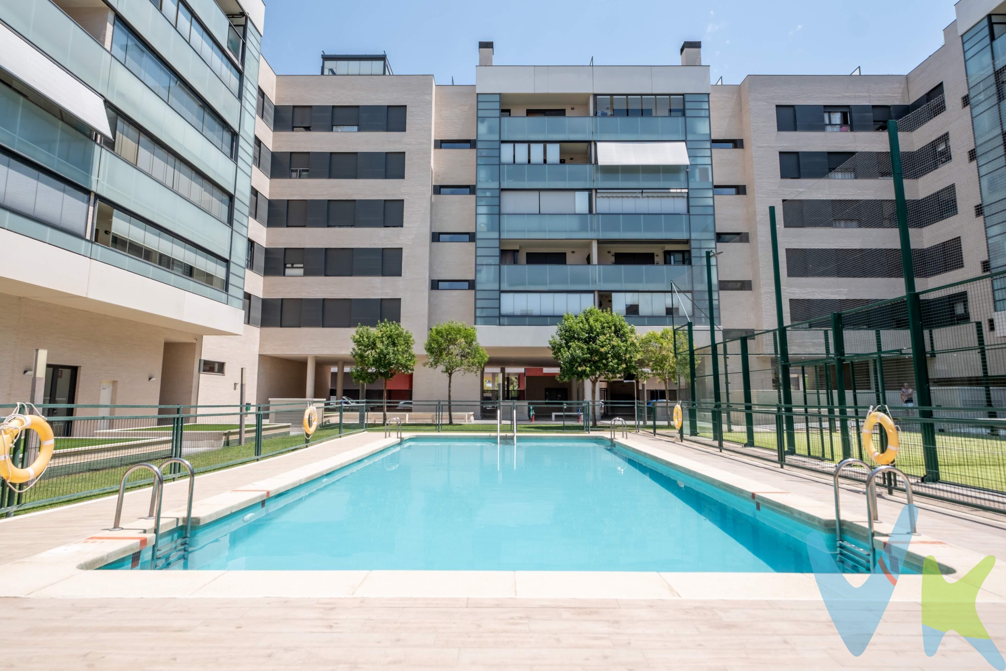 Atico dúplex en c/ Ismael Lor Vicente, Miralbueno . Toda la vivienda está en una sola planta. Olvídate de las incómodas escaleras en tu día a día; la comodidad aquí es absoluta. El piso cuenta con 3 amplios dormitorios, 2 baños completos, cocina y un salón inundado de luz natural con acceso directo a una terraza con vistas a la zona comunitaria. Es el espacio perfecto para disfrutar de tus cafés por la mañana o desconectar al final de la jornada. ¿Y el verdadero toque de exclusividad? Desde el interior de la vivienda accedes a una segunda terraza-solárium. Un espacio totalmente íntimo y privado para tomar el sol, diseñar tu propia zona chill out o disfrutar de cenas memorables bajo las estrellas. Además, toda la casa está equipada con aire acondicionado por conductos para garantizar tu confort ideal durante todo el año. Una urbanización premium: Vivir en esta urbanización significa elegir calidad de vida en una de las zonas más demandadas de Zaragoza. Pensada para tenerlo todo sin necesidad de salir de casa:. - Piscina comunitaria para exprimir al máximo los días de verano. - Pista de pádel y gimnasio totalmente equipado para mantenerte en forma. - Zona social para tus reuniones y una entrañable pequeña biblioteca para los peques, un rincón ideal para las familias. - La vivienda se completa con un práctico trastero y plaza de garaje en la misma finca, asegurando todo el espacio de almacenamiento que necesitas. Si estás buscando comprar un piso en Miralbueno que combine el bienestar de una planta con la libertad y las vistas de dos terrazas espectaculares, este ático está listo para convertirse en tu próximo hogar. ¡Contacta ahora, agenda tu visita y ven a descubrirlo antes de que se te adelante nadie!. *** Gastos e impuestos no incluidos. A título orientativo, en segundas transmisiones, el comprador abonará: Impuesto sobre Transmisiones Patrimoniales (ITP), tipo general en Aragón al 8% (*). Base de cálculo: mayor valor entre precio de compraventa o valor de referencia catastral. Gastos de Notaría y Registro: Aranceles variables según precio, número de copias y complejidad; cálculo según tarifas normativas. Si se precisa hipoteca: Tasación, condiciones y costes bancarios según entidad elegida por el comprador; así como gastos de gestoría y cualesquiera otros inherentes a la compraventa. No se incluyen otros gastos o tributos que puedan por Ley corresponder al comprador. Operación sujeta a doble mediación. Existen honorarios a cargo del comprador, salvo pacto en contrario, no incluidos en PVP. El consumidor conforme a la normativa vigente podrá solicitar información y documentación adicional relativa al inmueble, sus características, condiciones de la operación y del servicio de mediación en la oficina y/o a través de nuestro teléfono de contacto o mail. La agencia actúa exclusivamente como intermediaria en la compraventa, cuyas condiciones, en todo caso, estarán sujetas a la aceptación expresa del vendedor del inmueble y posterior formalización del contrato. La información suministrada se corresponde con la disponible a la fecha de publicación, pudiendo variar en función de las circunstancias o actualizaciones legales, contractuales y fiscales. Anuncio de carácter meramente informativo. Para una información exhaustiva sobre el funcionamiento, tipos impositivos y bonificaciones del ITP en Aragón, puede consultar el portal oficial de la Agencia Tributaria Autonómica. Tarifas notariales y registrales reguladas en el Anexo I del Real Decreto 1426/1989 y Anexo I del Real Decreto 1427/1989, respectivamente. Anuncio no vinculante, puede contener errores.