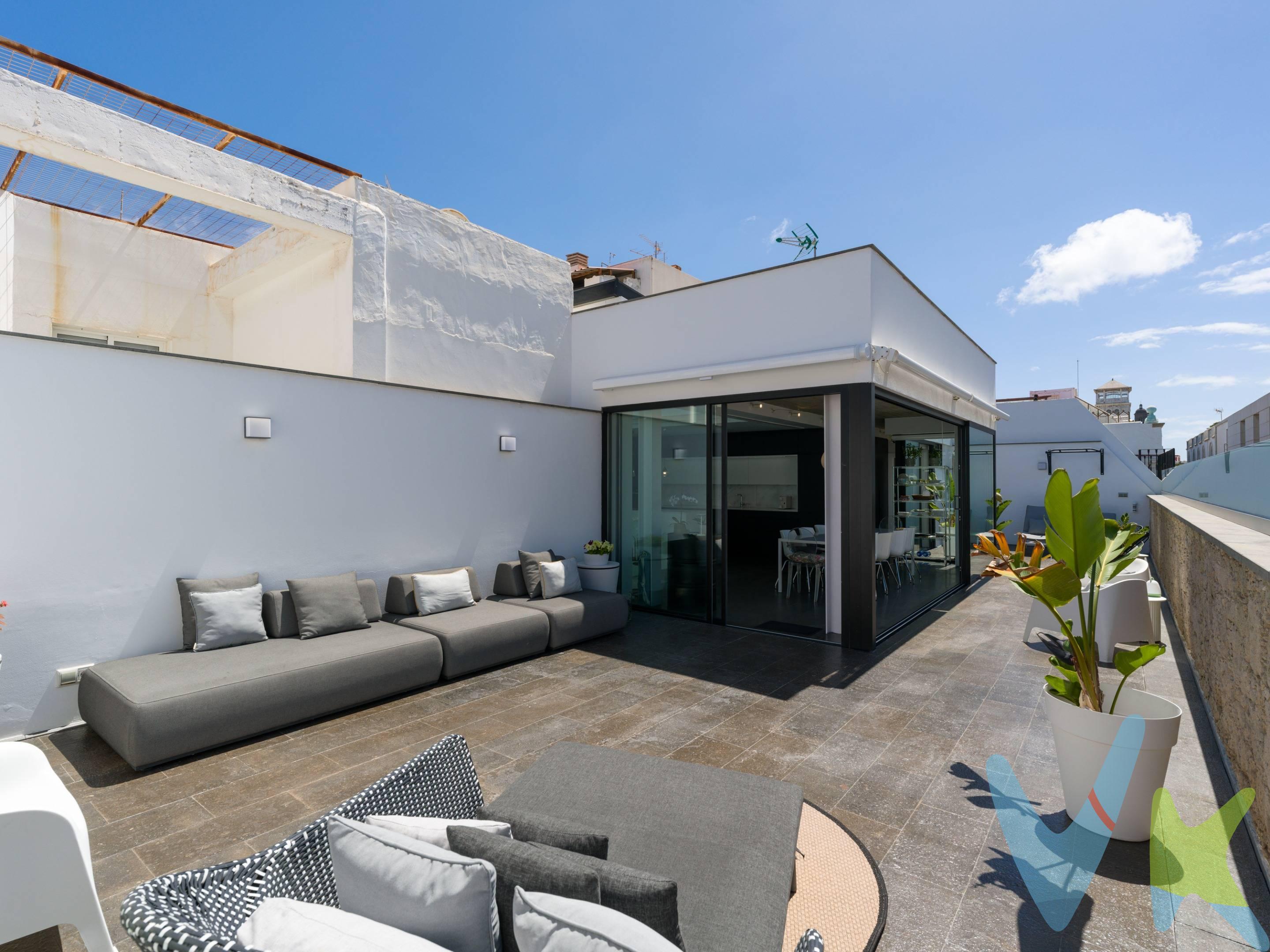 En una de las zonas más emblemáticas y codiciadas de Triana, en una calle tranquila y selecta, rodeada de excelentes restaurantes, comercios y un entorno distinguido, se encuentra esta exclusiva propiedad única en su estilo. Una vivienda completamente reformada que ha sabido conservar su esencia original, fusionando materiales nobles como la piedra con elementos contemporáneos como el cristal y la madera, logrando un equilibrio perfecto entre lo clásico y lo vanguardista. Consta de:. Planta baja. Elegante hall de entrada con una espectacular puerta original de hierro, auténtica pieza de diseño. Cuenta con un acogedor salón, un amplio dormitorio y un baño completo en suite. La imponente escalera rodeada de piedra natural aporta carácter, calidez y distinción. Primera planta. Amplio salón-comedor con techos de gran altura y grandes ventanales con salida a balcones, que aportan una luminosidad excepcional. Dispone de zona de despacho con biblioteca y dos dormitorios principales, ambos con baño en suite y acceso exterior. Planta ático – la joya de la propiedad. Un auténtico oasis urbano: cocina de diseño en concepto abierto, gran comedor, zona de estar, chill out, ducha exterior, aseo y área de lavandería. Existe la posibilidad de incorporar una escalera de caracol para acceder a una terraza superior transitable, creando un segundo espacio exterior aún más exclusivo. Opcionalmente una plaza de parking en alquiler.  . Características principales:. 223 m² construidos, 66 metros cuadrados de terraza y 4 de balcones. Reforma integral con materiales de alta calidad. Perfecta combinación de piedra, madera y cristal. Vivienda luminosa, elegante y con gran personalidad. Ubicación privilegiada en zona premium.  Una propiedad irrepetible en Las Palmas de Gran Canaria. Diseño, ubicación y carácter se unen en esta vivienda única, pensada para quienes buscan algo verdaderamente especial. Una oportunidad excepcional de vivir Triana con el máximo nivel de exclusividad.
