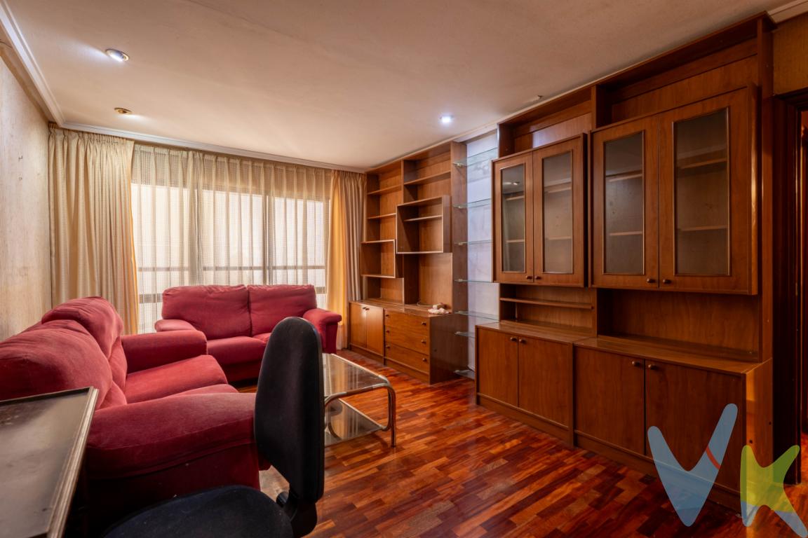  ¡Bienvenidos a su nuevo hogar en el corazón vibrante de Gijón! Les presentamos un magnífico piso en venta, ubicado en la codiciada zona de La Arena. Esta propiedad destaca por su excelente ubicación y , siendo una oportunidad única para aquellos que buscan un piso bien situado muy cerca de la playa.Esta vivienda, situada en la séptima planta de un edificio construido en 1968, ofrece la comodidad de vivir en una planta alta. El piso cuenta con 53.9 metros cuadrados útiles, distribuidos de forma eficiente en dos habitaciones, proporcionando espacio suficiente para parejas o familias. La superficie total construida asciende a 63.3 metros cuadrados, garantizando que cada rincón de esta propiedad se aproveche al máximo.La localización es ideal para aquellos que desean disfrutar de la ciudad sin renunciar a la tranquilidad. La Arena es conocida por su ambiente acogedor, con todos los servicios necesarios a su alcance. Desde tiendas y restaurantes, hasta colegios y centros de salud, todo lo que pueda necesitar está a pocos minutos de su nuevo hogar.El transporte público es otro de los puntos fuertes de esta propiedad. La cercanía de las paradas de autobús facilita moverse por Gijón de forma rápida y sencilla, lo que resulta ideal tanto para quienes trabajan en la ciudad como para aquellos que desean explorar sus alrededores.El piso, necesita una reforma para ponerlo al día,  pero la distribución eficiente y funcional del espacio permite diversas opciones de redistribución que se ajustan a cualquier estilo y necesidad. Además, las tres habitaciones ofrecen la flexibilidad de adaptarse a las diferentes situaciones familiares, cumpliendo con todas sus expectativas de vivienda.Si buscan un hogar  o una segunda residencia con una ubicación excelente, este piso en La Arena es exactamente lo que están buscando. Su atractivo tanto para inversión como para vivir hace de esta propiedad una opción segura y atractiva.Les invitamos a visitarlo para experimentar personalmente todas sus ventajas. Pónganse en contacto para programar una visita. No pierdan esta oportunidad única de adquirir una propiedad que podría convertirse en su próximo hogar en Gijón. ¡Esperamos su llamada!En el precio no están incluidos el 8% del impuesto de transmisión patrimonial ni los gastos de registro y de notaría.