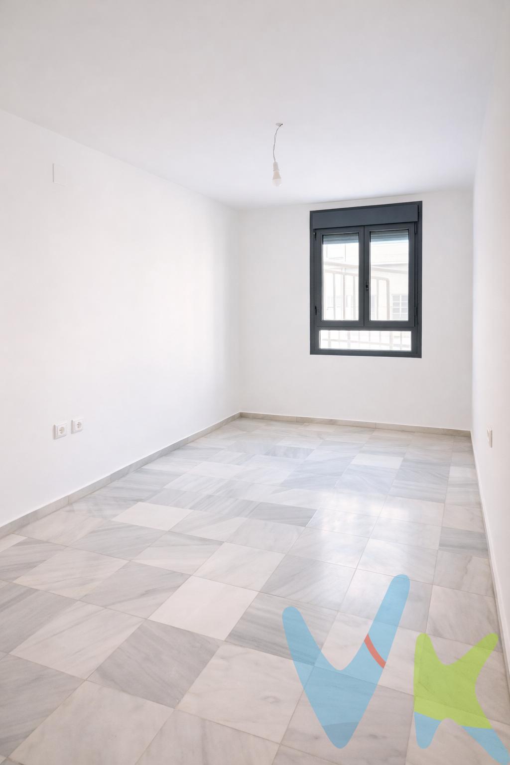 Vivir en pleno centro de Cádiz con todas las comodidades de un edificio moderno es un auténtico privilegio, y esta vivienda lo hace posible. Ubicada a escasos pasos del Mercado de Abastos, en un edificio del año 2003, esta propiedad combina ubicación, tranquilidad y funcionalidad, algo muy atrayente en el casco histórico. El edificio dispone de ascensor y salvaescaleras en la entrada, facilitando el acceso a personas con movilidad reducida. Situada en segunda planta, la vivienda destaca por su gran tranquilidad, ya que ventila hacia un espectacular patio comunitario de amplias dimensiones, muy luminoso y cuidadosamente mantenido, que aporta una agradable sensación de espacio y calma. La distribución de la vivienda es cómoda y funcional, ofrececiendo;. * Un salón amplio y acogedor. * Cocina independiente, amueblada y equipada. No tendrás que mezclar olores con las otras estancias de la casa. * Dormitorio individual con armario empotrado, con ventana que ventila a amplio patio comunitario. * Cuarto de baño completo. * Dormitorio principal con vestidor y cuarto de baño en suite. La vivienda se encuentra en perfecto estado de conservación, lista para entrar a vivir sin necesidad de reformas, más que llenarla de estilo y vida. Para ser aún más puntera, la propiedad incluye en el precio una amplia plaza de garaje en el mismo edificio, algo especialmente difícil de encontrar en esta zona, que revaloriza y aporta una enorme comodidad en el día a día. Ubicación céntrica:. Situada en una de las zonas con más vida del casco histórico, rodeada de comercios, gastronomía y servicios, y a pocos minutos caminando de las principales plazas y playas de la ciudad. ✨ Una vivienda ideal para quienes buscan comodidad, tranquilidad y una ubicación privilegiada en el centro de Cádiz. Por mandato expreso del propietario, comercializamos este inmueble en exclusiva, lo que le garantiza el acceso a toda la información, a un servicio de calidad, un trato fácil, sencillo y sin interferencias de terceros. Por este motivo, se ruega no molestar al propietario, a los ocupantes de la propiedad o a los vecinos. Muchas gracias por su comprensión. En cumplimiento del Decreto de la Junta de Andalucía 218/2005 de 11 de octubre y de la ley 10/2025, de 26 de Diciembre, se informa al cliente que los gastos notariales, registrales, ITP, honorarios de intermediación y/o financieros y otros gastos inherentes a la compraventa no están incluidos en el precio. El consumidor tiene, conforme a la normativa vigente, a su disposición información y documentación adicional relativa al inmueble y condiciones de la compraventa, que podrá ser consultada en las sedes físicas de la Agencia y le serán debidamente informados en nuestras oficinas. Estaremos encantados de asesorarle y calcular con usted los gastos inherentes a la compraventa teniendo en cuenta sus circunstancias personales. 