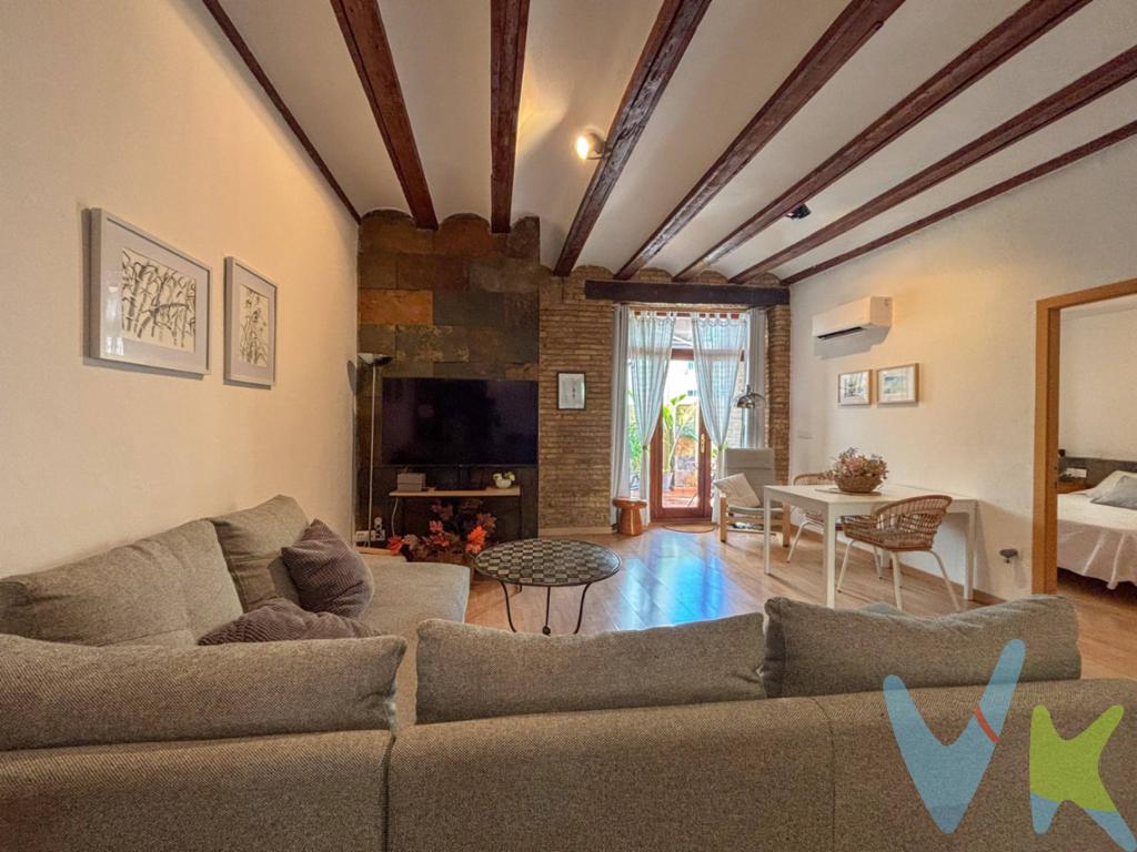 🏡 Encantadora vivienda reformada con terraza en El Botànic 🌿. Te presentamos esta preciosa vivienda en el corazón del carismático barrio de El Botànic. Con 89 m² construidos y una reforma integral de estilo contemporáneo, esta casa combina a la perfección el encanto de lo antiguo con las comodidades modernas ✨. 📍 Ubicada en una primera planta (sin ascensor) de una finca de principios del siglo XX, conserva techos altos y vigas de madera vistas que aportan calidez y carácter en cada estancia. 🛏️ 3 dormitorios (uno con aseo en suite). 🛁 1 baño completo adicional. 🛋️ Amplio salón-comedor con salida a una terraza privada 🌞. 🍳 Cocina independiente totalmente equipada. ✅ Ventanas Climalit. ✅ Aire acondicionado. ✅ Suelo de tarima flotante. ✅ Acabados de alta calidad. 🌟 Situada a un paso del Jardín Botánico, del centro histórico y rodeada de todos los servicios, esta propiedad es una joya en una de las zonas más auténticas de Valencia. 📌 Importante:. La oferta puede estar sujeta a cambios de precio o retirada sin previo aviso. La información es orientativa y no contractual. 💼 El precio no incluye honorarios de agencia, impuestos (IVA, ITP), ni gastos de notaría, registro o gestoría. 🔐 Inmueble en exclusiva, para garantizarte un trato profesional y personalizado. 🙏 Rogamos no molestar a propietarios, ocupantes o vecinos. 📲 ¿Tienes dudas?  Contáctanos, estaremos encantados de ayudarte  ¿eres agente con cliente interesado? Llámanos, estaremos encantados de colaborar contigo 😊. 