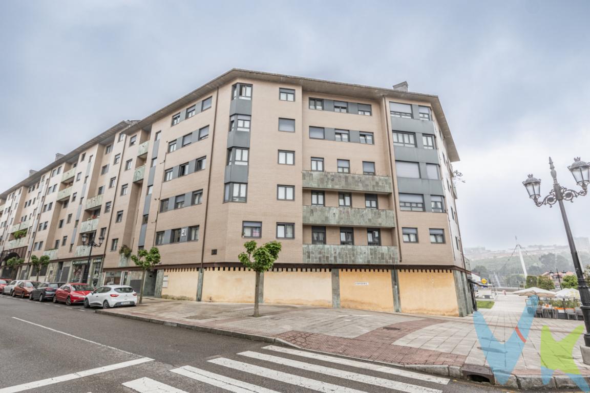  ¡Gran Oportunidad en Oviedo!Presentamos este espléndido piso en venta, situado en la codiciada zona de La Florida en Oviedo. Con sus 78 metros cuadrados útiles y 86 metros cuadrados construidos, esta propiedad se encuentra en perfecto estado y lista para entrar a vivir.La vivienda se ubica en la planta 5 de un edificio moderno que cuenta con ascensor, lo que garantiza máxima comodidad y accesibilidad. Además, este inmueble ofrece dos amplias habitaciones, ideales para parejas, familias pequeñas o incluso para disponer de una oficina en casa.El salón-comedor es luminoso y espacioso, permitiendo diversas configuraciones para adaptarse a sus necesidades. La cocina, moderna y equipada, proporciona un espacio funcional perfecto para disfrutar de momentos culinarios inolvidables.Tiene un baño completo que ha sido diseñado con materiales de alta calidad, combinado funcionalidad y estilo. La excelente distribución del piso favorece el aprovechamiento óptimo del espacio disponible.La propiedad incluye una plaza de garaje, una ventaja indiscutible en esta zona, ofreciendo comodidad y seguridad para su vehículo. Igualmente, dispone de un trastero, proporcionando ese espacio extra tan necesario para mantener todo organizado.La Florida es una zona residencial consolidada, famosa por su tranquilidad y por contar con todos los servicios necesarios a su alrededor. Cerca del inmueble, encontrará supermercados, colegios, parques y centros de salud, entre otros. Además, las conexiones de transporte público son excelentes, permitiendo un fácil acceso al resto de la ciudad.El edificio presenta un estado inmejorable y una comunidad de vecinos colaborativa y respetuosa. La entrada del edificio y las zonas comunes están bien cuidadas, transmitiendo una sensación de orden y limpieza que realza el valor de la propiedad.Oviedo, capital del Principado de Asturias, es una ciudad con un encanto único y una alta calidad de vida. Este piso en La Florida no solo ofrece una vivienda excelente, sino también la oportunidad de disfrutar de todo lo que la ciudad tiene para ofrecer.Las visitas a esta propiedad son altamente recomendables para apreciar todas sus virtudes y detalles en persona. No pierda la oportunidad de conocer esta magnífica vivienda que combina ubicación, calidad y comodidad.Estamos seguros de que, al visitarla, podrá visualizar en ella el hogar con el que siempre ha soñado. Para más información o para concertar una visita, no dude en ponerse en contacto con nosotros. Será un placer atenderle y mostrarle todas las bondades de este magnífico inmueble.No deje escapar esta oportunidad de adquirir un piso prácticamente nuevo en una de las mejores zonas de Oviedo. Su nuevo hogar le espera en La Florida, una joya oculta lista para ser descubierta. ¡Visítenos y convénzase usted mismo de las maravillas que ofrece esta propiedad! 