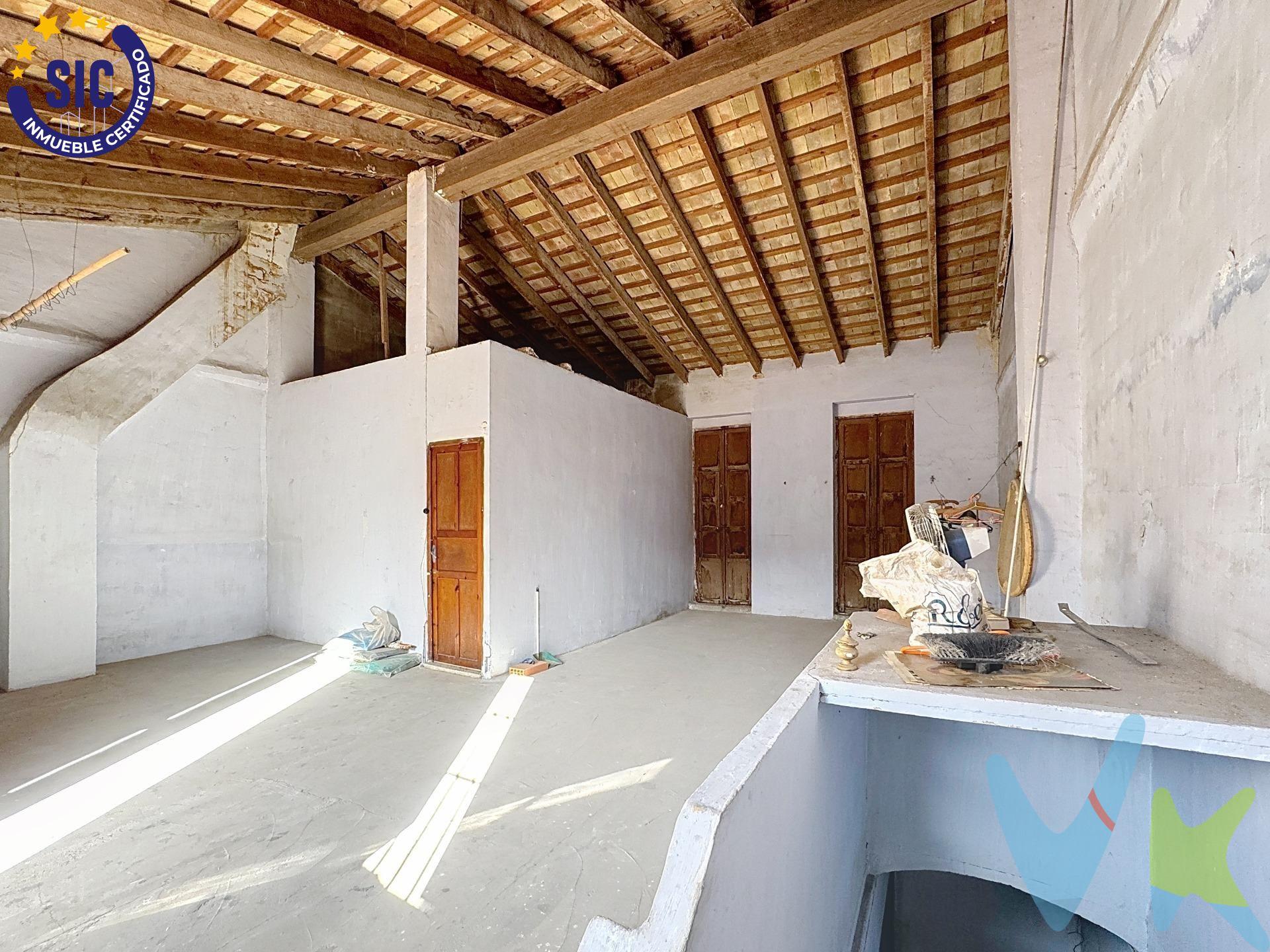 Ponemos a la venta esta casa con un potencial inmenso, ubicada en la prestigiosa Avenida País Valencia de Silla. Es la propiedad ideal para aquellos que sueñan con diseñar su hogar desde cero y adaptarlo completamente a sus necesidades y estilo de vida. Características Principales y Distribución Actual:. Superficie: La vivienda cuenta con una generosa superficie de 190 metros cuadrados construidos, ofreciendo múltiples posibilidades de distribución y diseño. Distribución: Se encuentra distribuida en dos plantas, lo que permite crear ambientes diferenciados para el día y la noche, o incluso dos viviendas independientes si se desea. Exteriores:. Patio: Dispone de un amplio patio interior de aproximadamente 60 metros cuadrados, un espacio perfecto para crear un jardín urbano, zona de barbacoa, comedor de verano o una piscina. Solarium: La propiedad incluye un solárium en la parte superior, ideal para disfrutar del sol y de las vistas, o como zona de chill-out. Elementos Arquitectónicos de Origen:. Suelos: Conserva los suelos de mosaico originales, un elemento de gran valor estético que puede ser restaurado para añadir carácter y calidez a la reforma. Techos: Destacan sus techos altos, que aportan una sensación de amplitud y luminosidad, y ofrecen la posibilidad de instalar vigas vistas o dejar las molduras originales. Estancias Actuales: Actualmente, la casa está distribuida en 4 amplias habitaciones, una cocina-comedor que incluye una tradicional chimenea, y un cuarto de baño. Estas estancias son la base perfecta para una redistribución moderna y funcional. Potencial de Reforma:. Los 190m2 brindan un lienzo en blanco para ejecutar la casa de tus sueños. Podrías contemplar:. 1. Planta Baja: Crear un amplio salón de concepto abierto con vistas al patio, una cocina gourmet con isla, un aseo de cortesía y una zona de home office o dormitorio de invitados. 2. Planta Superior: Destinarla a la zona de descanso con 3 o 4 dormitorios dobles (uno de ellos tipo suite con vestidor y baño privado) y un baño completo compartido. 3. Zona Exterior: El patio de 60m2 se puede convertir en un oasis de tranquilidad. VENTA:. PVP 235.000€.  Gastos e impuestos no incluidos en el precio. La compra conlleva impuestos y gastos de formalización para el comprador. A título orientativo se informa que en segundas transmisiones el  ITP  con carácter general en  Valencia  es del  10%, pudiendo existir otros tipos impositivos atendiendo a  las circunstancias  personales del comprador u otras circunstancias previstas legalmente. Base imponible del impuesto el mayor valor entre el precio de compraventa, la tasación o el valor de referencia catastral. En cuanto a los gastos de  notaría y registro, en su caso,  suelen oscilar aprox; entre 1,5% y 2,5% (aranceles variables según precio, n.º de copias y complejidad). El comprador elige notario. Si el comprador precisase de  hipoteca: tasación, condiciones y costes bancarios serán según entidad elegida por el comprador, así como los gastos de gestoría, y cualesquiera otros gastos inherentes a la formalización de la compraventa que legalmente correspondan a la parte compradora, salvo pacto expreso en contrario con el vendedor. El consumidor tiene,  conforme a la normativa vigente, a su disposición información y documentación adicional relativa al inmueble y condiciones de la compraventa, que podrá ser consultada en C/Joaquín Costa 4, bajo 46005 Valencia o urbe2@remax.es. Honorarios de mediación inmobiliaria a cargo del  COMPRADOR: (3% del precio final de venta más IVA (21%), salvo otro pacto.); y  de VENDEDOR (según acuerdo con el mismo). . Se informa al consumidor que la agencia actúa como intermediaria inmobiliaria en la operación, estando cualquier eventual compraventa y sus condiciones sujeta a la aceptación expresa del propietario-vendedor y a la posterior formalización del correspondiente contrato.