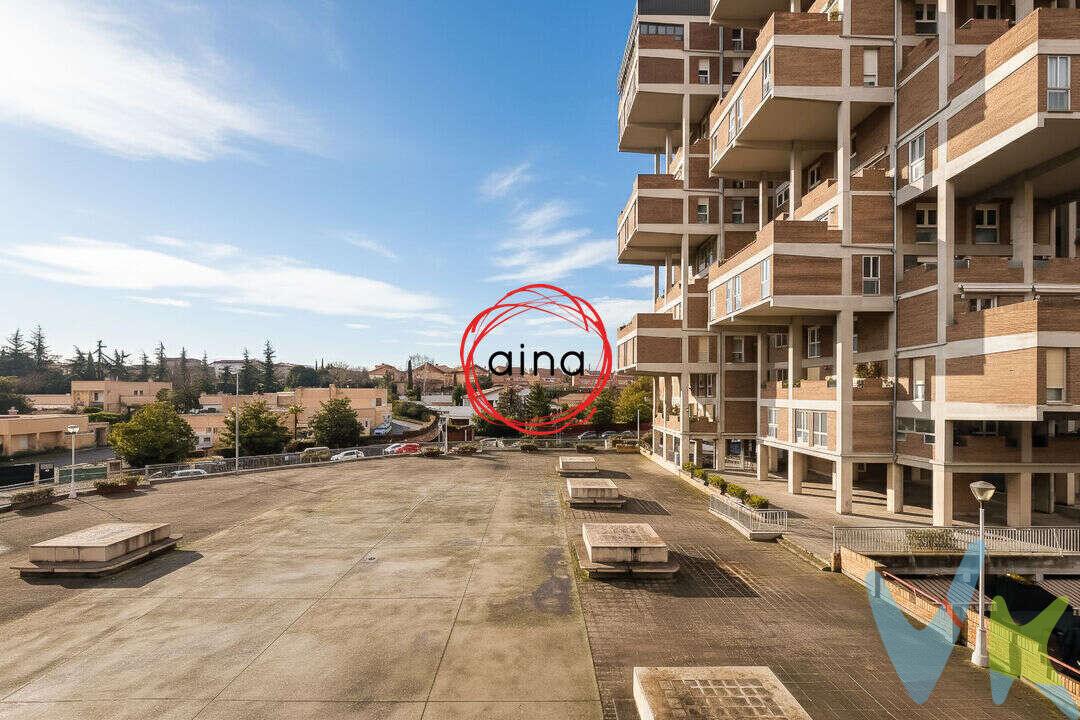 ¡REHABILITACIÓN DE FACHADA Y CAMBIO DE VENTANAS INCLUIDOS EN EL PRECIO!
Se vende amplio y luminoso piso en esquina completamente reformado hace menos de 1 año de 3 dormitorios en la primera plaza de Santa Cruz de Ardoi, en Zizur Mayor, ubicado en una zona tranquila, bien comunicada y rodeada de todos los servicios necesarios para el día a día: comercios, transporte público, zonas verdes y centros educativos. Una oportunidad ideal tanto para familias como para quienes buscan una vivienda cómoda y bien distribuida.
La vivienda cuenta con 88 m² construidos y 76 m² útiles, aprovechados de forma muy funcional. Al entrar nos recibe un agradable salón de aproximadamente 20 m², muy luminoso y con vistas despejadas que aportan amplitud y sensación de bienestar. La cocina es independiente, de unos 10 m², recientemente equipada y montada, con práctica zona de tendedero-despensa que añade espacio de almacenaje.
El piso dispone de tres dormitorios, perfectos para adaptarlos como habitaciones, despacho o zona de invitados. El dormitorio principal, de unos 14 m², cuenta con armario empotrado, ofreciendo gran capacidad de almacenamiento. Completa la vivienda un baño reformado con plato de ducha, moderno y funcional.
La calefacción central y el agua caliente central con contador individual garantizan confort durante todo el año y un control eficiente del consumo.
Incluye además una plaza de garaje en semisótano, un valor añadido que aporta comodidad y seguridad.
El edificio cuenta con una derrama recientemente aprobada para la rehabilitación y mejora de la ventilación de la fachada, cuyo coste será asumido íntegramente por la parte vendedora, lo que supone una ventaja adicional para el comprador.
Se trata de una vivienda muy cuidada, lista para entrar a vivir, con una distribución equilibrada y excelente luminosidad, ideal para quienes buscan calidad de vida en una de las zonas más demandadas de Zizur Mayor.
¡DISPONIBILIDAD INMEDIATA!
¿Te interesa? Llámanos sin compromiso y agenda tu visita.
INFORMACIÓN LEGAL A TENER EN CUENTA:
ℹ️ Los datos y superficies indicados son aproximados y tienen carácter meramente informativo, sin valor contractual.
El precio de venta no incluye impuestos ni gastos derivados de la transmisión. La compra conlleva impuestos y gastos de formalización para el comprador:

Impuesto I.T.P. (Impuesto de Transmisiones Patrimoniales 6% (Consultar condiciones concretas según circunstancias personales o régimen fiscal aplicable) 
Gastos de Notaría y Registro aproximadamente 1,5%, 
Gastos financieros si se contrata hipoteca.

Los honorarios de intermediación inmobiliaria corren a cargo del vendedor 
¡NO COBRAMOS HONORARIOS AL COMPRADOR!