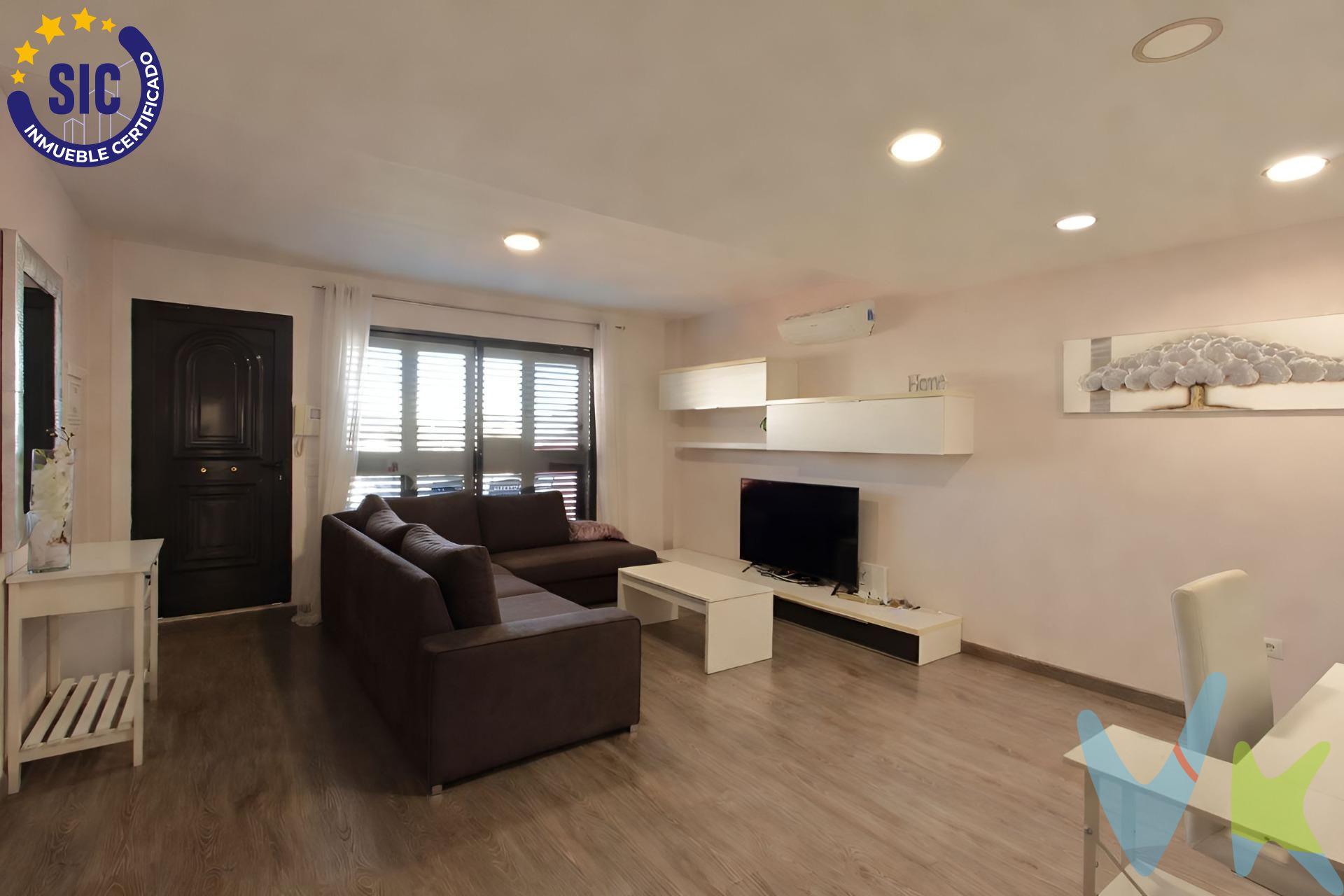 Tranquilidad y Amplitud en Onda. Unifamiliar de 4 Niveles con Terrazas. Ubicada en una de las zonas mas funcionales y tranquilas de Onda, ideal para quienes buscan un estilo de vida equilibrado. Se trata de una vivienda versátil que ofrece el espacio extra y las zonas exteriores privadas perfectas para adaptarse a todas sus necesidades. La propiedad cuenta con 234 m² construidos. Se distribuye en salón-comedor, cocina y zona de lavandería. Dispone de tres dormitorios (uno de ellos como buhardilla), dos baños completos y un aseo. Además, incluye garaje, armarios empotrados en todas las habitaciones, y zonas exteriores como balcón y terrazas.. Planta baja  (Garaje y Zona Polivalente): Amplio espacio con puerta automatizada y acceso directo al interior. Perfecto como zona de trabajo, gimnasio o taller. Planta primera (Zona social): Terraza delantera de bienvenida. Salón-comedor independiente, aseo de cortesía y cocina funcional con salida a patio trasero (techado al 50%) que integra la zona de lavandería. Planta segunda (Descanso): Habitación principal con balcón privado y baño completo. Segunda habitación doble de grandes dimensiones y baño completo. Planta tercera (Espacio diáfano): Buhardilla ideal como tercer dormitorio o despacho. Dispone de dos terrazas  que garantizan ventilación cruzada y vistas despejadas. Una vivienda lista para entrar a vivir, con una estructura sólida y espacios optimizados. ¡Ven a visitarla y descubre tu próximo hogar!. La descripción del presente inmueble e imágenes tienen mero carácter informativo y en ningún caso carácter contractual, pudiendo ser modificados por la inmobiliaria comercializadora sin que ello implique responsabilidad alguna frente a terceros. VENTA:. PVP 215.000€. Gastos e impuestos no incluidos en el precio. La compra conlleva impuestos y gastos de formalización para el comprador. A título orientativo se informa que en segundas transmisiones el ITP con carácter general en Valencia es del 10%, pudiendo existir otros tipos impositivos atendiendo a las circunstancias personales del comprador u otras circunstancias previstas legalmente. Base imponible del impuesto el mayor valor entre el precio de compraventa, la tasación o el valor de referencia catastral. En cuanto a los gastos de notaría y registro, en su caso, suelen oscilar aprox. entre 1,5% y 2,5% (aranceles variables según precio, n.º de copias y complejidad). El comprador elige notario. Si el comprador precisase de hipoteca: tasación, condiciones y costes bancarios serán según entidad elegida por el comprador, así como los gastos de gestoría, y cualesquiera otros gastos inherentes a la formalización de la compraventa que legalmente correspondan a la parte compradora, salvo pacto expreso en contrario con el vendedor. El consumidor tiene, conforme a la normativa vigente, a su disposición información y documentación adicional relativa al inmueble y condiciones de la compraventa, que podrá ser consultada en C/Joaquín Costa 4, bajo 46005 Valencia o urbe2@remax.es. Honorarios de mediación inmobiliaria a cargo del COMPRADOR: (3% del precio final de venta más IVA (21%), salvo otro pacto.); y de VENDEDOR (según acuerdo con el mismo). Se informa al consumidor que la agencia actúa como intermediaria inmobiliaria en la operación, estando cualquier eventual compraventa y sus condiciones sujeta a la aceptación expresa del propietario-vendedor y a la posterior formalización del correspondiente contrato.