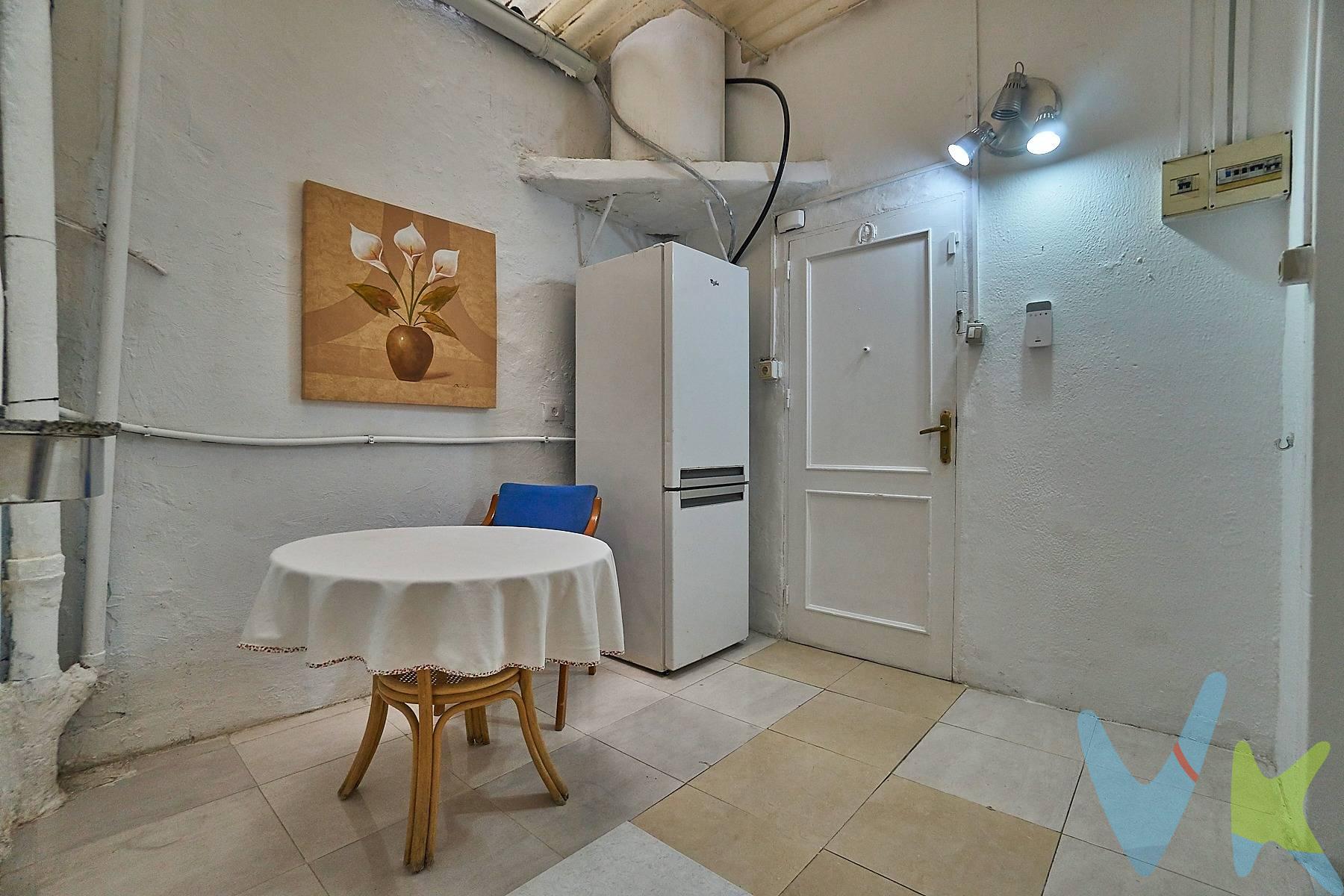 Se vende acogedor piso bajo a nivel de calle, ideal para quienes buscan comodidad sin barreras arquitectónicas: acceso directo sin necesidad de subir escaleras. La vivienda cuenta con 2 dormitorios, un amplio salón, 1 baño y cocina independiente, ofreciendo una distribución funcional y cómoda para el día a día. Dispone además de dos espacios extra muy versátiles:. Patio trasero cubierto, perfecto como trastero y despensa. Patio interior cubierto de uso privativo, ideal como comedor adicional, zona de relax o espacio multifuncional. Ubicado en un edificio tranquilo de tan solo 3 vecinos, con acceso desde el hall común y sin gastos de comunidad, lo que lo convierte en una opción aún más atractiva. Destacan sus techos altos, que favorecen la ventilación natural y ayudan a mantener una temperatura agradable durante todo el año. Su ubicación es inmejorable: en La Isleta, a solo 500 metros de la playa de Las Canteras (zona La Puntilla), rodeado de todos los servicios y con el mar a un paso. Ideal tanto como vivienda habitual, inversión o segunda residencia. . 