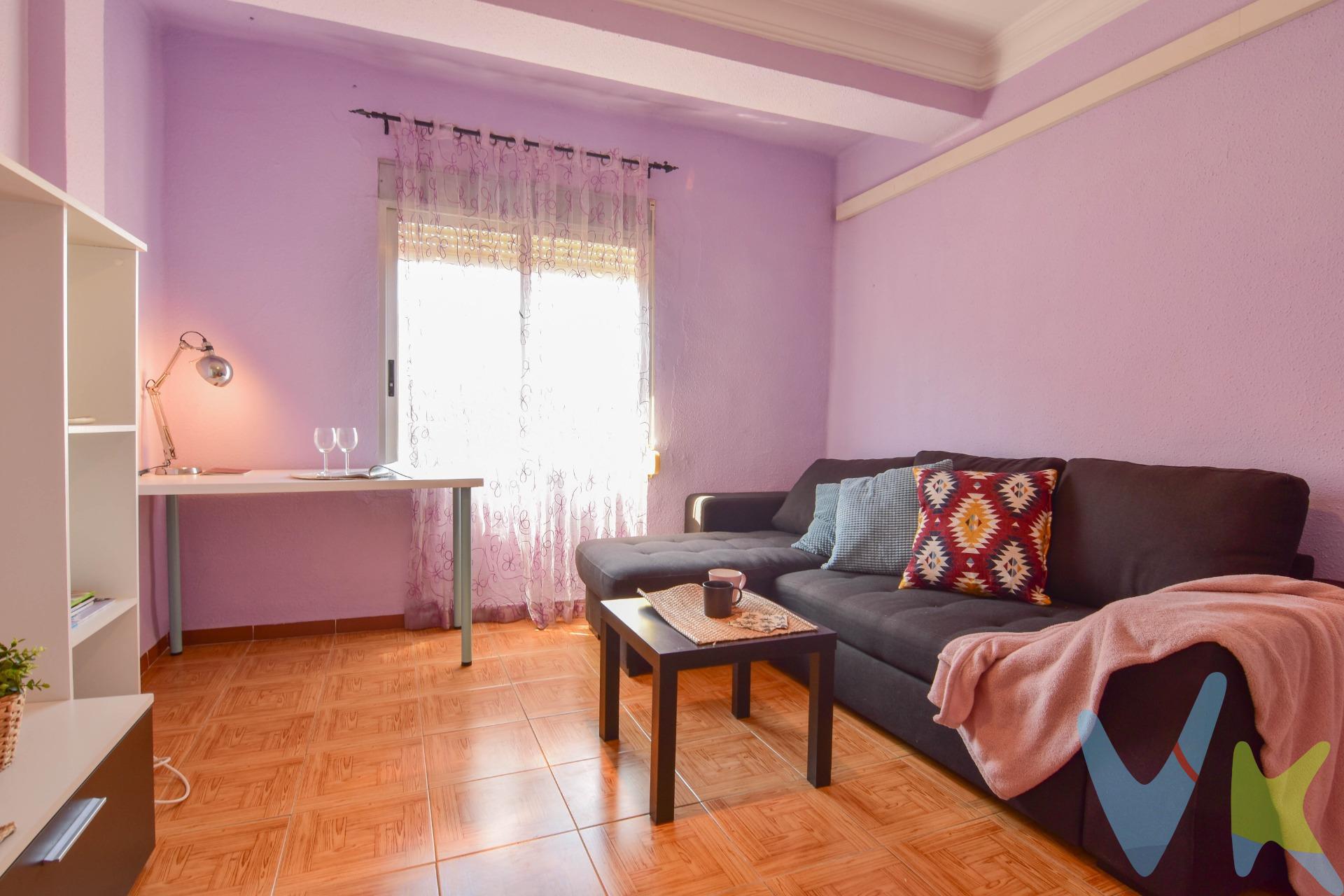 Ubicado en la zona del metro y autobús de Paiporta encontramos esta bonita vivienda. Se encuentra en una 5ª altura SIN ascensor en una finca del año 1965. Dispone de un acogedor salón exterior, un dormitorio simple con salida un balcón, un dormitorio doble, una cocina independiente, un baño con bañera y un comedor que se puede adaptar a tus necesidades como por ejemplo un 3r dormitorio. Es muy luminoso, con orientación este-oeste donde la luz natural no te faltará. Dispone de termo eléctrico , split de aire acondicionado, ventanas de aluminio. y mucho más. ¡¡LLAMA YA, LAS OPORTUNIDADES VUELAN!!. *Nota: Agencia Registrada con el Nº 1018 en el Registro Obligatorio de Agentes Inmobiliarios de la Comunitat Valenciana. Puede consultar en la web de la GVA. La oferta está sujeta a cambios de precio o retirada del mercado sin previo aviso. En el precio de venta no están incluidos el impuesto del ITP, gastos de Notaría, los honorarios de agencia y los gastos de financiación, si la hubiese. Este anuncio no es vinculante, puede contener errores, se muestra a titulo informativo y no contractual*. *Por mandato expreso del propietario, comercializamos este inmueble en exclusiva, lo que le garantiza el acceso a toda la información, a un servicio de calidad, un trato fácil, sencillo y sin interferencias de terceros. Por este motivo, se ruega no molestar al propietario, a los ocupantes de la propiedad o a los vecinos. Muchas gracias por su comprensión. Si usted es agente inmobiliario y tiene un cliente para este inmueble, llámenos: estaremos encantados de colaborar. *. *Nuestro departamento financiero puede conseguir tu financiación. ¡ Consúltanos! *.