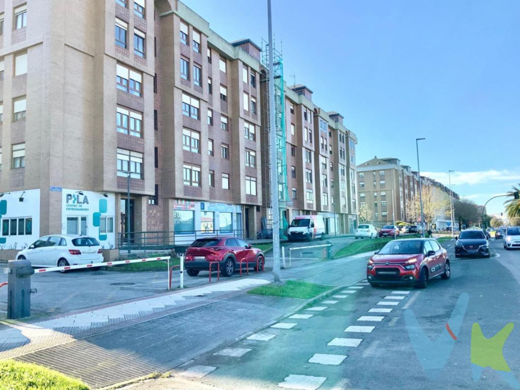 Se vende espacioso garaje en una ubicación privilegiada de Santander, una oportunidad única para adquirir un espacio seguro. Ubicado en un edificio construido en el año 1992, el garaje ofrece 63 metros cuadrados útiles, perfectos para acoger varios vehículos o incluso utilizarse como espacio de almacenamiento adicional. Al adquirir la propiedad se beneficia de todas las zonas privadas de aparcamiento que tiene la comunidad. Esta propiedad destaca por su amplitud, lo que permite un fácil acceso y maniobra dentro del aparcamiento. Los propietarios valorarán la comodidad de contar con un espacio privado que ofrece tanto protección, como resguardo contra las inclemencias del tiempo. La entrada al garaje está diseñada para que los vehículos entren y salgan con facilidad, algo esencial para un uso diario sin complicaciones.Ubicado en una zona estratégica de Santander, este garaje se beneficia de un entorno seguro y limpio, algo que garantiza tranquilidad a los propietarios. La ubicación es ideal por su cercanía a servicios esenciales, como tiendas, restaurantes y centros comerciales, además de proporcionar acceso rápido a las principales vías de comunicación de la ciudad.El garaje es parte de una comunidad que se encarga de mantener las áreas comunes en impecables condiciones, ofreciendo así un entorno agradable y seguro para todos.Pensado para adaptarse a distintas necesidades, el espacio de 63 metros es perfecto no solo para estacionar vehículos, sino también para aquellos que necesiten espacio adicional para herramientas o pertenencias que no puedan guardar en su hogar. Esta flexibilidad es difícil de encontrar en otras opciones disponibles en el mercado, lo cual añade un valor significativo a la inversión....¿Quizá colecciones coches? ¿Tenéis varios coches en casa? ¿Necesitas almacenar objetos personales o de tu negocio? ¡Esta es la oportunidad que estabas esperando!Detalles como la iluminación adecuada led de bajo consumo y la reciente pintura del mismo convierten a este garaje en una inversión atractiva. La propiedad está libre de cargas y lista para ser utilizada de inmediato, ofreciendo tranquilidad y seguridad en la transacción.Es fundamental destacar la posibilidad de personalización del espacio según las necesidades del comprador, un añadido que muchos compradores potenciales valoran. El garaje posee un acceso controlado que ofrece un plus de seguridad que protege tanto el vehículo como los objetos que decida almacenar. La compra de este garaje en Santander es una opción inteligente para aquellos que buscan una inversión inmobiliaria segura y rentable. Ya sea para uso propio o como una inversión a largo plazo, esta propiedad ofrece una excelente relación calidad-precio.No deje pasar la oportunidad de visitarlo para comprobar por sí mismo todas las ventajas que ofrece. Contáctenos para obtener más información o para concertar una visita. ¡Esperamos mostrarle este excelente espacio y resolver cualquier duda que pueda tener!Impuestos y gastos de notaría no incluidos 