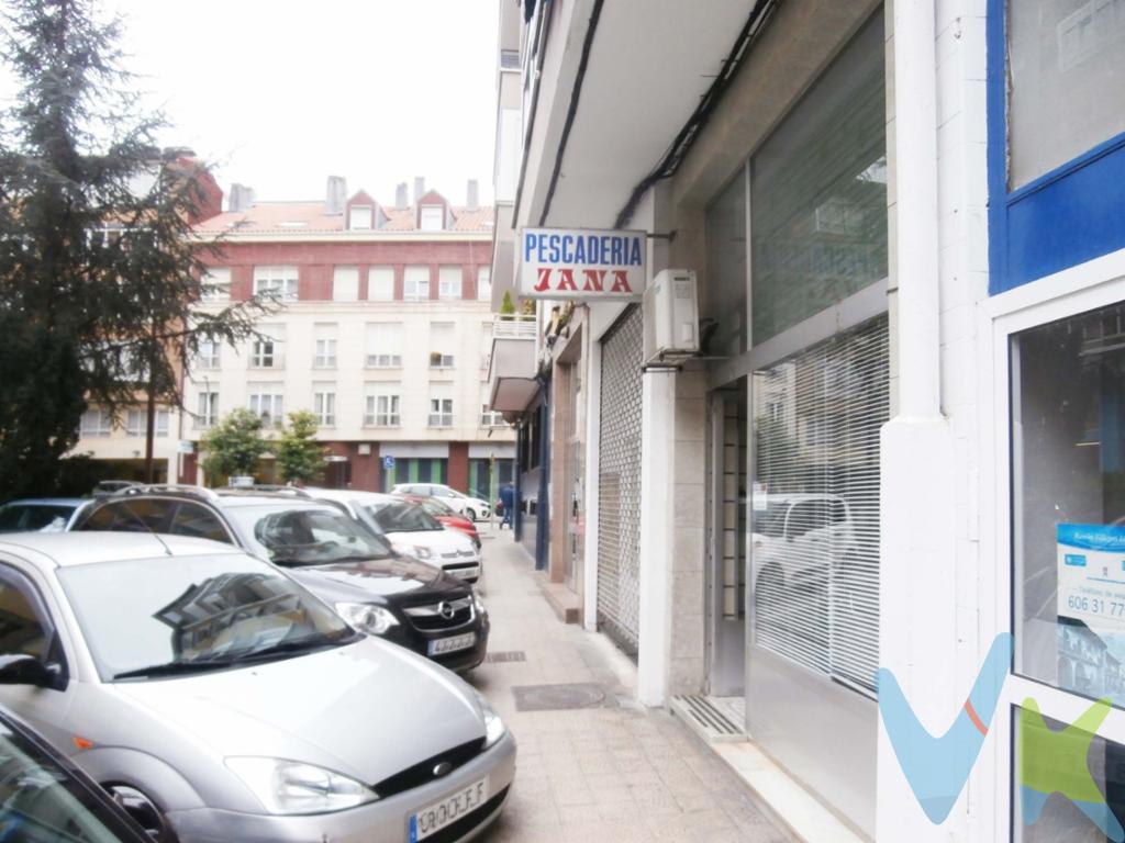 OPORTUNIDAD!!! Local comercial en pleno centro de Torrelavega, en urbanización privada con derecho a aparcamiento. Actualmente se encuentra acondicionado como pescadería, actividad cesada por jubilación. ¡No desaproveches la ocasión de montar tu propio negocio por un precio de escándalo!