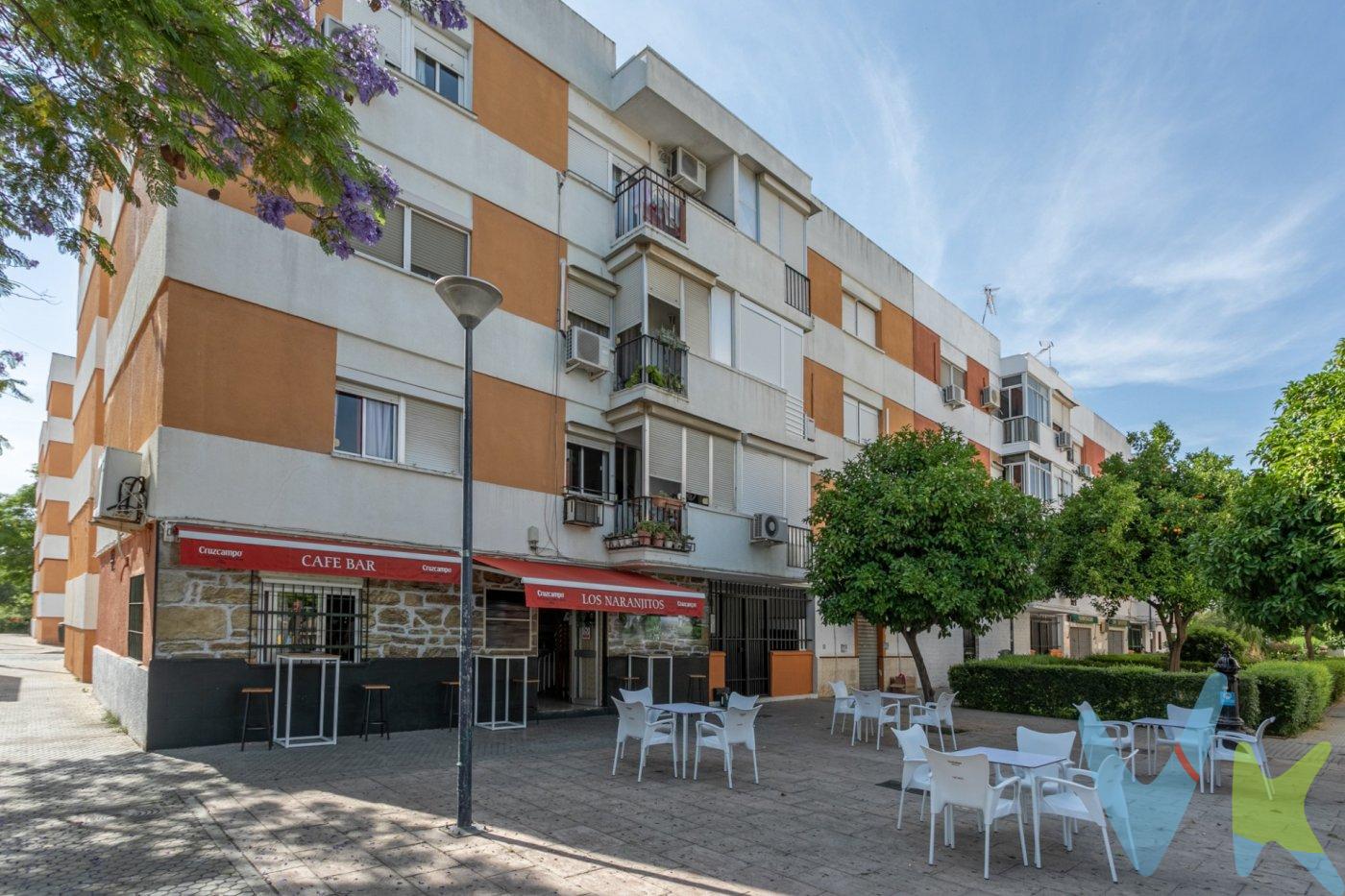 Atención empresarios  e inversores: se vende local comercial de esquina de 62 m2 construidos con licencia de bar y zona de veladores, ideal para celebraciones infantiles y eventos, con una rentabilidad mínima del 15%. El local se encuentra en la Urbanización Nueva Bellavista junto a la Plaza de los Naranjitos con juegos de recreo infantil y gran explanada de aparcamiento en superficie gratuito. El local comercial dispone de 2 aseos, zona de comedor amueblado y barra. La zona de trabajo dispone de: cámara frigorífica, vitrina refrigerada, un congelador, lavavajillas para vasos, máquina de café, molinillos, tostador, microondas, cámara especial para enfriar botellines, freidora, campana extractora y carretilla de transporte. Además dispone de un patio de uso privativo con acceso desde el local y también con acceso independiente desde la calle de 24 m2. . Con una ubicación inmejorable en una zona residencia próxima al hospital de Valme y futura parada de metro de la Línea 3 aprobada por la Junta de Andalucía. El local comercial tiene buena comunicación con el centro de Sevilla tanto en bici (carril bici), en coche a pocos minutos del centro, bus (líneas 3,37 y línea LS) y tren (cercanías). Además se encuentra muy cerca de la incorporación tanto a la S-30 y a la S-40, sirviendo también de paso de la carretera que comunica Sevilla con Dos Hermanas. Informamos a nuestros clientes que el precio de venta no incluye lo siguiente: impuestos (el Impuesto de Transmisiones Patrimoniales, I.V.A. o A.J.D., en su caso), otros gastos de la compraventa (gastos de registro de la propiedad, notaría, gestoría). Documento D.I.A. a disposición del consumidor según Decreto 218/2005 Junta de Andalucía Y Ley 12/2023, de 24 de mayo, por el Derecho a la Vivienda. Honorarios de gestión al comprador no incluido en el P.V.P.