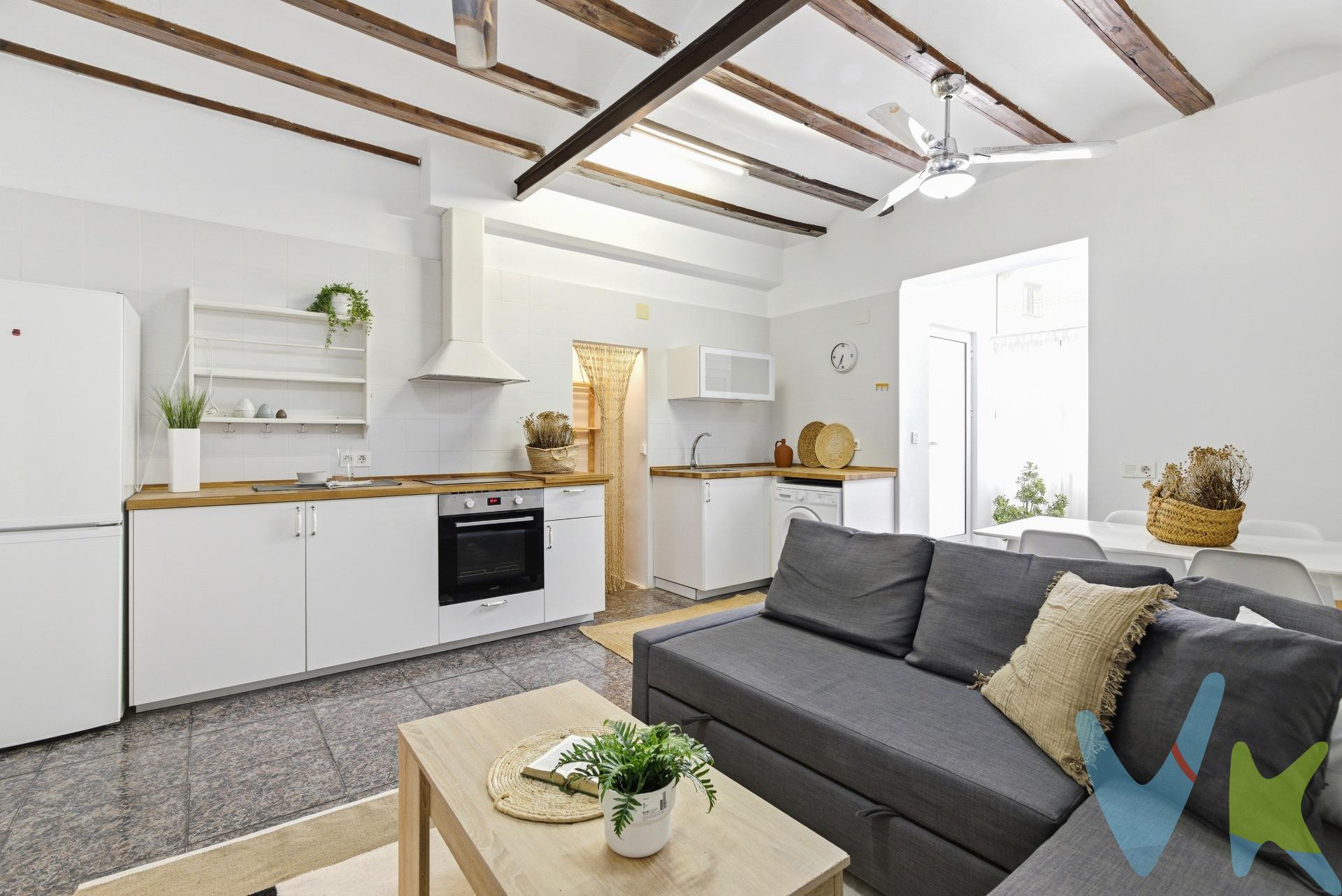 Si buscas una vivienda con encanto en Xàtiva, luminosa, acogedora y lista para entrar a vivir, esta propiedad puede ser una oportunidad perfecta tanto como vivienda habitual, segunda residencia o inversión. Ubicada en una zona tranquila y consolidada de Xàtiva, a pocos minutos del centro y rodeada de todos los servicios necesarios para el día a día, esta vivienda de 62 m² construidos combina el carácter de las casas tradicionales con mejoras actuales que aportan confort y funcionalidad. Desde el primer momento destaca su ambiente cálido y acogedor. Los techos altos con vigas de madera vistas aportan personalidad y ese estilo mediterráneo tan valorado, mientras que la buena entrada de luz natural crea una sensación agradable en toda la vivienda. El salón-comedor, abierto y funcional, se integra con una cocina americana totalmente equipada, generando un espacio cómodo y práctico para el día a día. La vivienda se vende amueblada, excepto el sofá, decoración y habitación de cortesía, lo que permite instalarse desde el primer momento con gran comodidad. Dispone de dos dormitorios y una distribución muy bien aprovechada. Además, el aseo y la zona de ducha se encuentran separados, aportando mayor funcionalidad y comodidad. La vivienda ha sido semireformada y cuenta con mejoras importantes ya realizadas, como la renovación de las instalaciones de fontanería y electricidad, lo que aporta tranquilidad y valor añadido. También dispone de paredes lisas, sistema de alarma Verisure y cerradura inteligente, mejorando tanto la seguridad como la comodidad. Uno de los grandes puntos fuertes de esta vivienda es su ubicación. Se encuentra muy cerca de los Jardines del Palasiet, comercios, restaurantes, centros educativos como el Instituto Doctor Luis Simarro y todo tipo de servicios, permitiendo disfrutar de una vida cómoda y práctica sin necesidad de grandes desplazamientos. Además, vivir en Xàtiva es disfrutar de una de las ciudades con más encanto del interior de Valencia, conocida por su patrimonio histórico, su castillo, su entorno natural y su excelente calidad de vida. Una ciudad cada vez más valorada por quienes buscan tranquilidad sin renunciar a servicios y buenas conexiones. La vivienda se encuentra aproximadamente a 40 km de la playa de Gandia y a unos 80 km de Valencia, convirtiéndose también en una excelente opción para escapadas, segunda residencia o alquiler turístico. Una propiedad con personalidad, lista para disfrutar y con mucho encanto en una de las zonas más atractivas de Xàtiva. Por expreso deseo de los propietarios, esta vivienda se comercializa en exclusiva, garantizando un trato cómodo, ordenado y sin interferencias. Rogamos no molesten a ocupantes o vecinos. Si eres profesional inmobiliario, estaremos encantados de colaborar en la venta de este inmueble. Honorarios de agencia, gestoría, notaría, registro e impuestos no incluidos. Anuncio no vinculante, puede contener errores