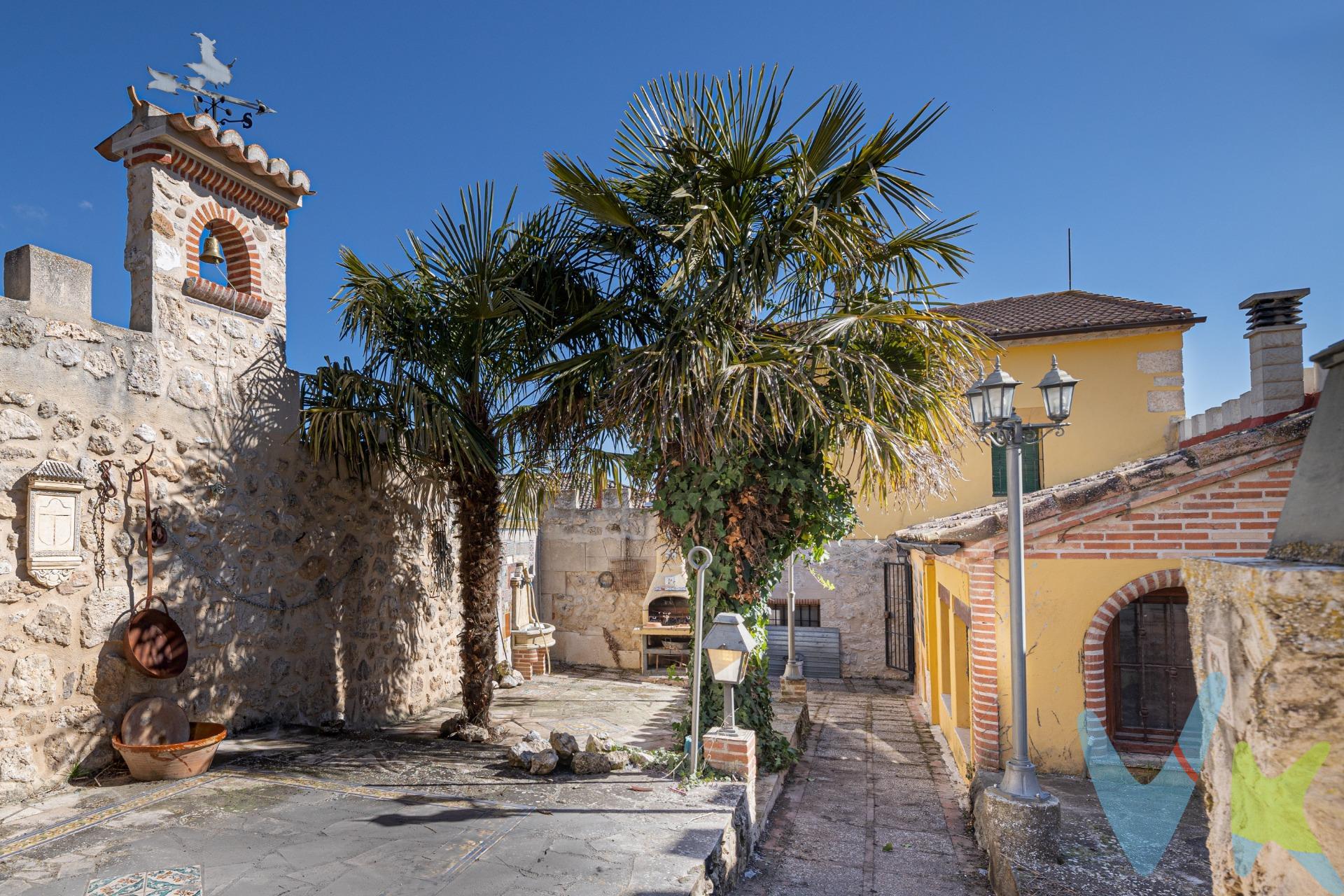 se vende bonita propiedad en Castrillo de Duero, muy cercano a  Peñafiel  y en pleno corazón de la rivera del Duero en la provincia de Valladolid. Este inmueble consta de dos viviendas independientes separadas por un gran patio con barbacoa. Vivienda principal. Distribuida en tres alturas ,esta casa ofrece espacios amplios y luminosos:. Planta baja: cocina con salón comedor ,un baño completo ,aseo y una habitación. planta primera: Zona de descanso con tres habitaciones y un baño. Ultima planta: bohardilla diáfana, perfecta para otra habitación o espacio adicional. Cuenta con dos salones que permiten crear ambientes diferenciados y acoger reuniones con familiares o amigos. Esta casa es ideal para destinarla como alquiler turístico. Segunda vivienda.  Planta baja: un agradable porche , salòn comedor con cocina integrada y grandes ventanales que proporcionan luz natural y un baño. Primera planta: un amplio espacio diáfano pensado como zona de descanso.. Esta propiedad es una oportunidad única para quienes buscan tranquilidad ,espacio y versatilidad. Ideal como inversión de alojamiento rural ,en una de las zonas más demandadas de la Rivera del Duero. Llàmanos para hacer una visita