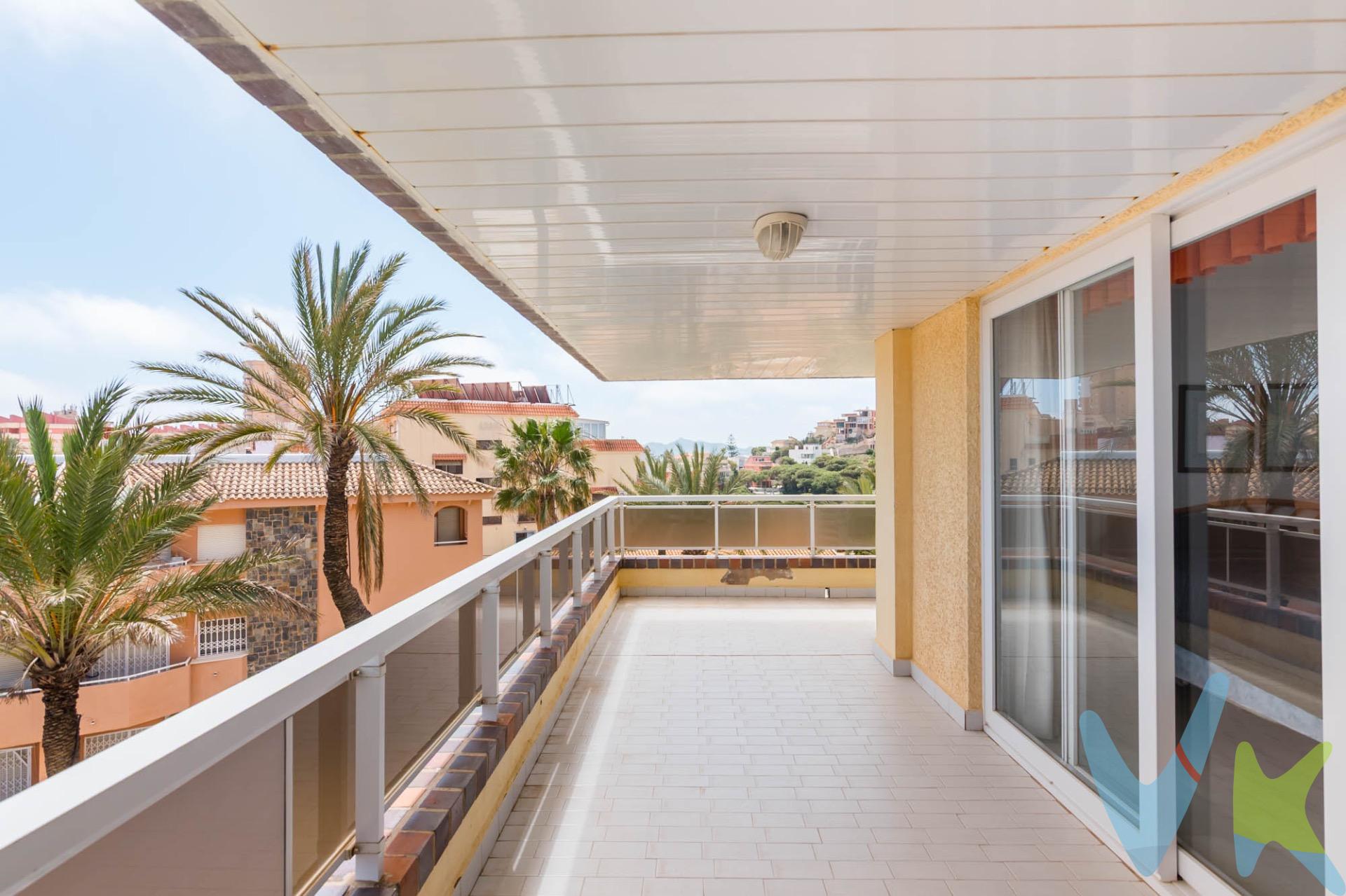 . Descubre este acogedor apartamento en **Residencial Arpón II**, en la exclusiva zona de la Cala del Pino (La Manga del Mar Menor, km 3-4), ideal tanto para vacaciones como para vivir todo el año. Situado en una tercera planta, la vivienda destaca por su estupenda terraza de 12 m², perfecta para disfrutar del clima mediterráneo, desayunar al aire libre o relajarse al atardecer. Originalmente la vivienda disponía de dos dormitorios, pero tras la reforma se ha redistribuido para ofrecer un amplio dormitorio principal y un salón-comedor más espacioso y luminoso, creando una sensación de amplitud muy agradable. La cocina está integrada y reformada, aprovechando al máximo el espacio, y el baño también ha sido actualizado para ofrecer un estilo actual y funcional. El apartamento cuenta con suelo de mármol, lo que aporta un toque elegante y a la vez fresco para los meses de verano, y dispone de aire acondicionado para garantizar el máximo confort durante todo el año. La urbanización ofrece piscina comunitaria privada y zonas comunes donde disfrutar del buen tiempo, además de plaza de garaje comunitaria dentro del residencial, aportando comodidad y seguridad para tu vehículo. Su ubicación, muy próxima a la Cala del Pino y a pocos minutos de ambos mares y de servicios como restaurantes, comercios y zonas de ocio, convierte esta vivienda en una oportunidad perfecta tanto como inversión como para uso propio. 🔑 Comercialización en multidifusión. Por mandato expreso del propietario, este inmueble se comercializa en multiexclusiva, lo que garantiza un acceso completo a la información, un servicio profesional y una gestión ordenada, sin interferencias de terceros. Si eres agente inmobiliario y tienes un cliente interesado, estaremos encantados de colaborar. Contáctanos sin compromiso. 🤝 Una compra tranquila y bien acompañada. Al contactar directamente con nosotros, evitarás molestias innecesarias a la propiedad. Nos encargamos de toda la intermediación, facilitándote la documentación, la información necesaria y un trato cercano, claro y sin complicaciones. Te informaremos con total transparencia de todos los aspectos de la compra, incluidos gastos y honorarios de agencia para que tomes decisiones con calma y seguridad. Nuestra forma de trabajar se basa en algo muy sencillo:. Calma → la tranquilidad de comprar tu vivienda con acompañamiento profesional en todo el proceso con nosotros. ℹ️ Información legal. La descripción del inmueble y las imágenes publicadas tienen carácter meramente informativo y no contractual. El precio ha sido fijado por la propiedad y podría sufrir variaciones hasta su formalización en contrato de compraventa. 💰 Gastos de la compra. Impuestos (ITP). Con bonificación: 3 %. Sin bonificación: 7,75 %. Notaría y Registro: aprox. 1.000 €. Honorarios de agencia: 3 % + IVA, con un mínimo de 3.000 € + IVA (No incluidos en el precio de venta). 