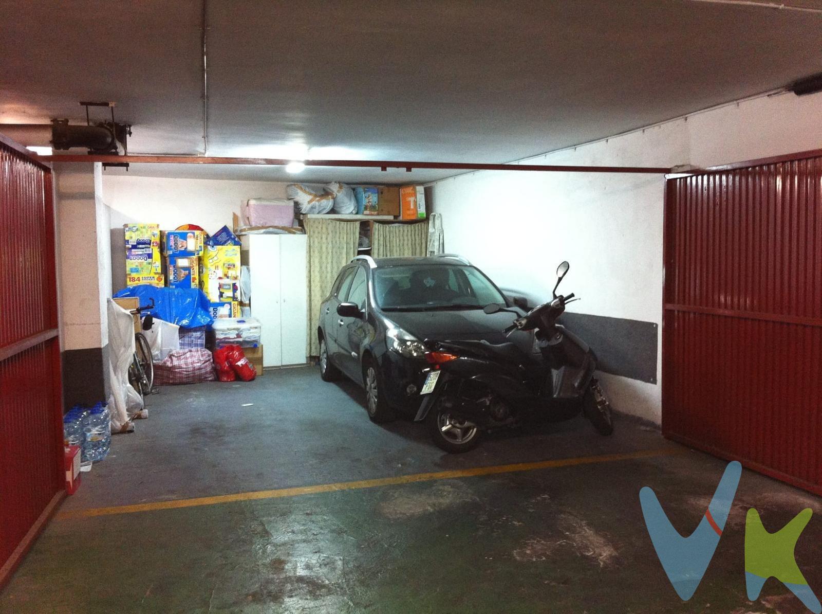 Magnífica plaza de garaje cerrada en zona de San Felipe Neri. Ubicada en garaje comunitario, se encuentra independizada de la misma mediante una puerta que alberga dos plazas, siendo objeto de venta la plaza de la izquierda. Capacidad  para coche y moto según dimensiones de los vehículos. . * Gastos, Impuestos y Honorarios de la Agencia no incluidos en el precio. *Si estás interesado en esta vivienda pero tienes que vender, contacta con nosotros, te ayudamos a encontrar comprador para tu vivienda