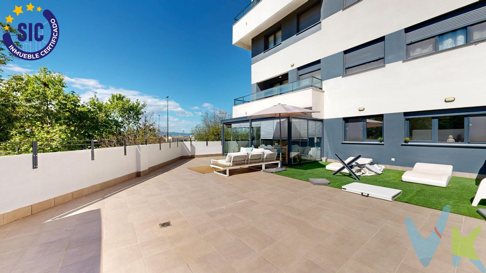 Presentamos una residencia distinguida donde diseño contemporáneo, elegancia y confort se integran con absoluta armonía. Situada en una primera planta elevada de un exclusivo edificio moderno, esta propiedad ha sido concebida para quienes valoran la excelencia en cada detalle y desean disfrutar de un estilo de vida sofisticado, luminoso y sereno en una de las zonas con mayor proyección de Valencia. Desde el primer instante, la vivienda transmite amplitud, equilibrio y bienestar. La luz natural, protagonista indiscutible, envuelve cada estancia gracias a su magnífica orientación y a una distribución cuidadosamente diseñada para potenciar la sensación de espacio y calidez durante todo el día. El verdadero sello diferencial de esta propiedad es su extraordinaria terraza, concebida como una auténtica extensión privada del hogar. Un espacio exclusivo destinado al disfrute, la desconexión y la vida social en un entorno de absoluta comodidad. Destaca su elegante cerramiento acristalado de aproximadamente 20 m² con sistema LUMON, que permite disfrutar de una atmósfera refinada y acogedora durante cualquier época del año. Cada rincón invita a vivir momentos especiales: desayunos tranquilos bañados por la luz mediterránea, veladas interminables al atardecer o instantes de calma donde lujo y bienestar se sienten de manera natural. La zona de barbacoa aporta además un carácter social y sofisticado, ideal para recibir invitados y convertir cualquier encuentro en una experiencia memorable. La vivienda dispone de tres elegantes dormitorios con armarios empotrados y dos baños completos, incluyendo una exclusiva suite principal diseñada para ofrecer privacidad, confort y descanso. El amplio salón-comedor, conectado directamente con la terraza, crea una perfecta continuidad entre interior y exterior, reforzando una sensación de amplitud y exclusividad excepcional. La cocina, moderna y completamente equipada, combina funcionalidad, diseño y sofisticación con acabados cuidadosamente seleccionados. En materia de confort y eficiencia, la propiedad incorpora sistema de aerotermia y certificación energética B, garantizando sostenibilidad, eficiencia y bienestar en el día a día. El residencial eleva aún más la experiencia de vida gracias a sus completas zonas comunes: piscina, pista de pádel, gimnasio, club social y espacios de trabajo y estudio, configurando un entorno privado pensado para disfrutar de una calidad de vida premium. La propiedad incluye además plaza de garaje con punto de carga para vehículo eléctrico, trastero y bicicletero. Ubicada en Nou Benicalap, esta excepcional vivienda combina exclusividad, diseño contemporáneo y una ubicación estratégica, representando una oportunidad única para quienes buscan prestigio, calidad y una experiencia residencial de auténtico alto nivel. Nota: El precio del inmueble no incluye los honorarios de la agencia que ascienden al 3% del precio final del inmueble, ni los gastos de notaría y registro de la propiedad (que están sujetos a aranceles y varían dependiendo del precio de escrituración), ni los impuestos (que en la Comunitat Valenciana varían dependiendo del precio del inmueble y de las características personales del comprador). 