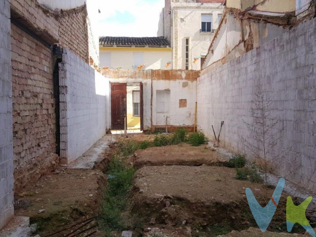 Parcela urbana para construir tu propia casa en Calle San Miguel, a escasos metros del instituto IB Torrent.Parcela para construir la vivienda de tus sueños en dos alturas y ubicada en el centro histórico de Torrent. Ya se dispone de la cimentación y del informe geológico. Como puede apreciarse en las fotografías, ya se ha empezado a poner la pared exterior que hace de cámara aislante.No dudes en llamarnos para hacer visita y comentar posibilidades.\'El precio no incluye los gastos de corretaje inmobiliario, impuestos (IVA, ITP, AJD), plusvalía, notaría y registro\'.