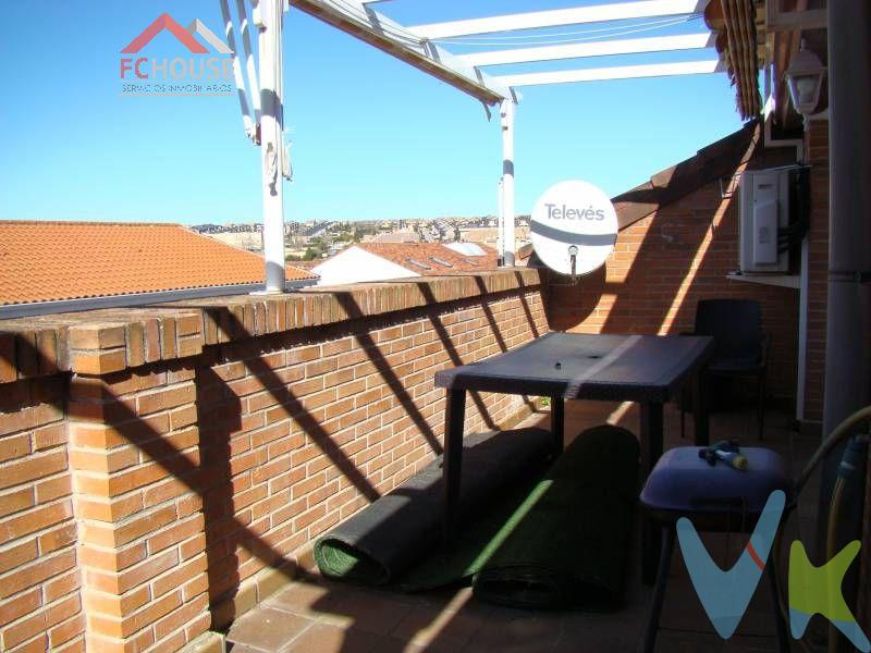 Ático Dúplex en Arroyomolinos zona AYUNTAMIENTO, 90 m. de superficie, 16 m2 de terraza, 2 habitaciones dobles,  un baño,  un aseo, propiedad para entrar a vivir, cocina equipada, suelo de tarima, carpintería exterior de aluminio / climalit, pintura lisa, semiamueblado, aire acondicionado , bomba frio calor, calefacción, centrico, pérgola, puerta blindada, autobuses, centros comerciales, colegios, hospitales, zonas infantiles, garaje  incluido. 