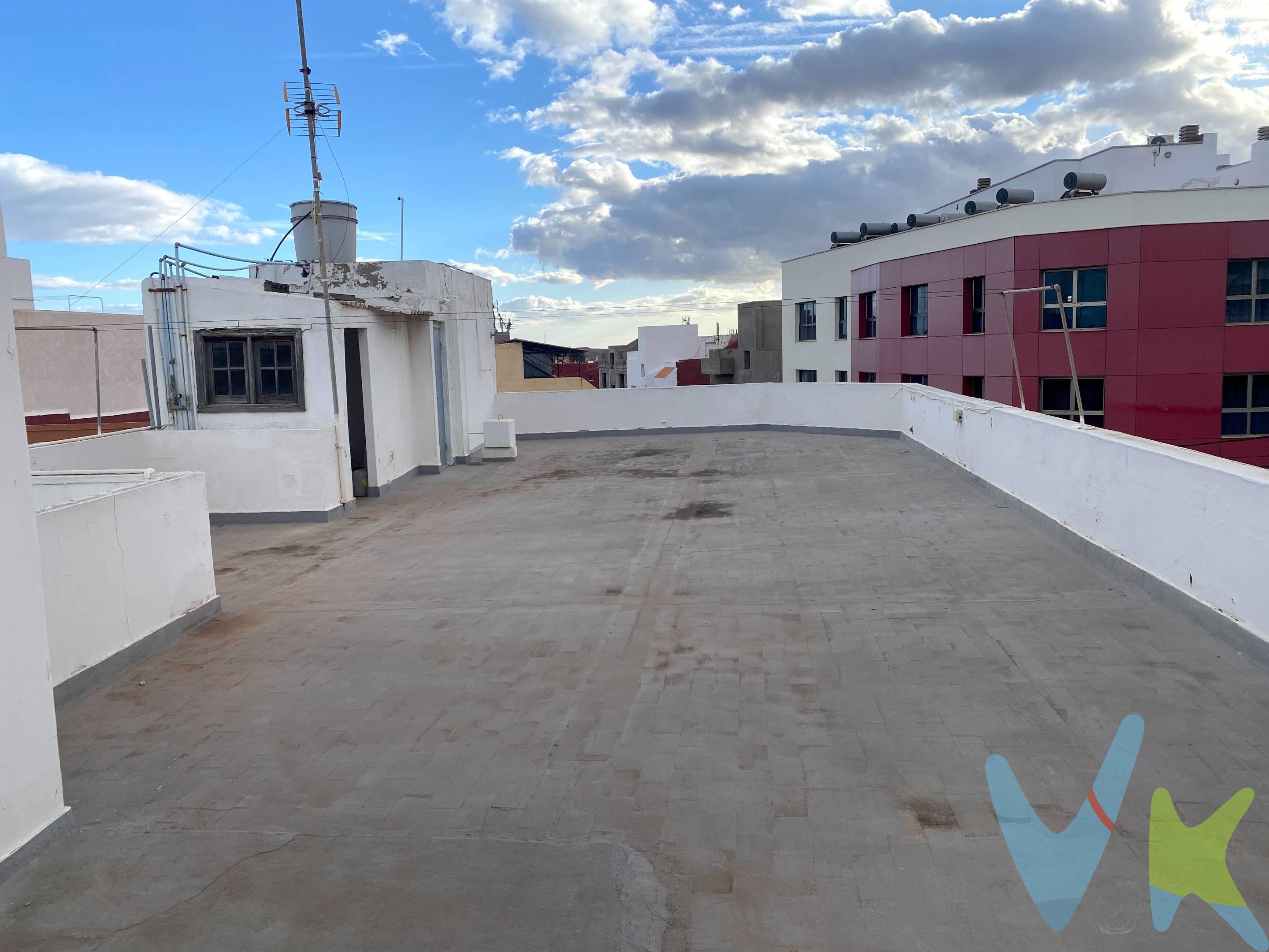 Apta para la RIC. Si buscas una zona tranquila y bien comunicada, cerca de servicios, comercios y transporte, esta es una oportunidad única para reformar a tu gusto y crear un hogar amplio o un inmueble con múltiples posibilidades. En pleno núcleo de Ingenio, una propiedad con un enorme potencial gracias a sus generosas dimensiones y su versatilidad. La planta baja cuenta con un espacio diáfano de aprox. 130 m², perfecto para garaje, almacén, actividad profesional o como futura ampliación del proyecto residencial. Al hacer esquina, toda la propiedad disfruta de ventanas a la calle, buena luminosidad y accesos independientes. Tiene un gran garaje de 33 m2. La planta alta, con 145 m², ofrece seis habitaciones —cuatro de ellas dobles—, dos baños completos. La terraza superior transitable aporta un espacio extra de ocio y disfrute. . 