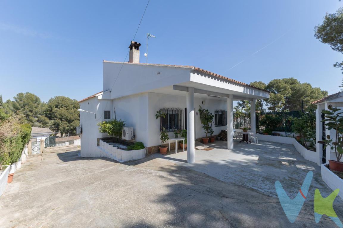 🌿 CHALET INDEPENDIENTE CON PARCELA, PORCHE, TERRAZA Y BUHARDILLA EN ENTORNO NATURAL.  Te presentamos este acogedor chalet independiente situado en una zona tranquila, rodeada de naturaleza y con bonitas vistas despejadas, ideal para quienes buscan calidad de vida, privacidad y espacios exteriores para disfrutar todo el año.A SÓLO 15 minutos de Valencia y a 2 minutos del supermercado Consum, en Urb. San Francisco (Chiva), con transporte público (autobús) próximo. La vivienda se distribuye principalmente en una cómoda planta, donde encontramos un amplio y luminoso salón-comedor con estufa de leña, perfecto para crear un ambiente cálido y acogedor en invierno. Desde aquí se accede fácilmente al resto de estancias de la vivienda como la habitación principal, amplia y muy luminosa ya que, al ser esquinera, tiene mucha entrada de luz..Dispone de una espaciosa cocina independiente, totalmente equipada, con gran capacidad de almacenaje y zona para el día a día, además de salida directa al exterior, lo que aporta comodidad y funcionalidad.El inmueble cuenta con baño completo con plato de ducha y ventilación natural, ofreciendo comodidad y buen estado de conservación.Uno de los grandes atractivos de la vivienda es su fantástica terraza cubierta, ideal para disfrutar de comidas al aire libre, reuniones familiares o simplemente relajarse contemplando las vistas al entorno natural.En la planta superior, la propiedad dispone de una gran zona tipo ático o buhardilla diáfana, un espacio versátil con muchas posibilidades de uso: sala de ocio, despacho, zona de almacenaje, dormitorio adicional o área polivalente según las necesidades de cada familia. Desde esta planta se accede además a una amplia terraza solárium, perfecta para disfrutar del sol y de las vistas abiertas. Y uno de los grandes valores añadidos de esta vivienda se encuentra en la planta baja, donde dispone de un amplio salón de recreo con baño, configurado como una zona muy espaciosa y polivalente. Esta planta resulta ideal como apartamento auxiliar ya que se puede acceder tanto por el interior como por el exterior con entrada independiente, zona de invitados, sala de juegos, espacio juvenil, despacho profesional, gimnasio o estancia independiente para familiares. Gracias a su amplitud y a contar con baño propio, aporta una gran comodidad y multiplica las posibilidades de uso de la vivienda. En el exterior, la propiedad dispone de una amplia parcela con zona de aparcamiento, espacios abiertos y construcciones auxiliares: zona de paellero/barbacoa y trastero para herramientas, ofreciendo múltiples opciones para adaptarlo a tus necesidades (jardín, zona chill out, piscina, etc.). Todo ello en un entorno residencial tranquilo, con privacidad y rodeado de vegetación.Una vivienda con mucho potencial, bien distribuida y con el atractivo de contar con varias alturas y espacios diferenciados, ideal tanto como residencia habitual como para disfrutarla como segunda vivienda. ✨ CARACTERÍSTICAS DESTACADAS:Chalet independiente a sólo 15 minutos de Valencia (vecinos todo el año)Amplia parcela privadaTerraza cubierta con vistas despejadasGran terraza soláriumBuhardilla diáfana con múltiples usosSalón con estufa de leñaCocina independiente equipadaZona tranquila rodeada de naturalezaBuena luminosidad en toda la viviendaPOSIBILIDAD DE PISCINA  💰 CONDICIONES ECONÓMICAS Y LEGALES PVP: [246.000EUR]Gastos e impuestos no incluidos en el precio. La compra conlleva impuestos y gastos de formalización para el comprador.En las segundas transmisiones, el Impuesto de Transmisiones Patrimoniales (ITP) puede ascender, con carácter general, aproximadamente al 10 % del precio de compraventa, conforme a la normativa vigente en la Comunidad Valenciana. No obstante, dicho impuesto puede verse bonificado, pudiendo aplicarse un tipo reducido del 6 % o incluso del 4 %, siempre que la parte compradora y el inmueble cumplan los requisitos legalmente establecidos para ello.La compraventa se realizará con gastos según ley, por lo que los gastos de notaría y registro de la propiedad serán asumidos conforme a lo dispuesto en la normativa aplicable. A título orientativo, dichos gastos, según aranceles oficiales, pueden situarse aproximadamente entre 400 EUR y 800 EUR, dependiendo del precio final y de las circunstancias de la operación.Honorarios de intermediación inmobiliaria no incluidos en el precio: 4 % más IVA sobre el precio final de venta.Se informa al consumidor que la agencia actúa como intermediaria inmobiliaria en la operación, estando cualquier eventual compraventa y sus condiciones sujeta a la aceptación expresa del propietario o vendedor y a la posterior formalización del correspondiente contrato de arras.El consumidor tiene, conforme a la normativa vigente, a su disposición información y documentación adicional relativa al inmueble, pudiendo consultarla en la agencia inmobiliaria.La información contenida en este anuncio tiene carácter meramente informativo y no contractual, pudiendo estar sujeta a errores u omisiones involuntarias.              