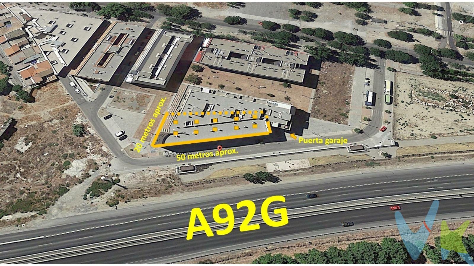 Local en bruto de unos 850 m2 aprox., inmenso en edificio con menos de 10 años, para presentar un proyecto de actividad comercial en el Ayuntamiento de Santa Fe y adaptarlo al gusto. Muchas posibilidades de actividades comerciales. Ubicación estratégica, junto a la autovía y con visión directa y sin obstáculos. Unos 70 metros lineales de fachada exterior! . El local es rectangular y permite muchas configuraciones de espacio, incluso una segregación en locales más pequeños. Local ideal para clínica, gimnasio, centro de formación, supermercado grande, centro operativo de negocio, centro de coworking, oficinas para alquilar, exposición y venta de coches, muebles, etc. También se incluye una cochera en el parking del edificio. Ref. N321. * El PVP indicado no incluye impuestos, gastos de Escritura ni honorarios de agencia. * Las superficies expresadas en esta página tienen carácter descriptivo y son aproximadas. * Los precios pueden ser susceptibles de modificación sin previo aviso.