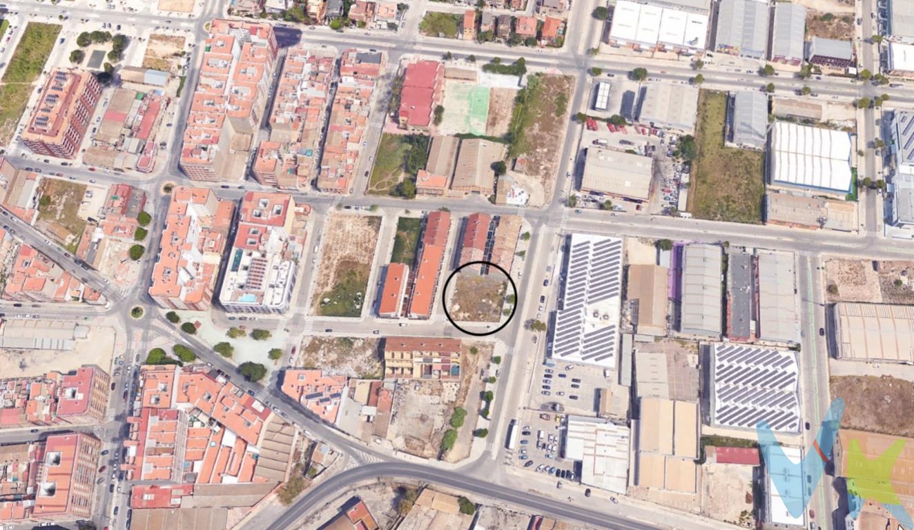 Parcelas en venta de entre 80 y 85m2. Se distribuyen en patio delantero, patrio trasero y zona de construcción que se puede elevar en 3 plantas.Parcela de entre 80 y 85 m2 con patio delantero de 10 m2, patrio trasero de 15 m2 y zona de construcción de 55 m2.Se trata de once parcelas de suelo urbano de uso residencial ubicadas en una zona de ensanche de la población. Las parcelas tiene una edificabilidad de tres plantas sobre rasante, con una altura de cornisa de 9,50 mts.Equipamiento: Agua, Luz, Alcantarillado, Gas natural, Alumbrado público y AcerasEntregamos las parcelas segregadas para que puedas solicitar licencia de obras y desarrollar la vivienda a tu gusto.Precio desde 45.000 Euros en función de tamaño y si es esquina o no 