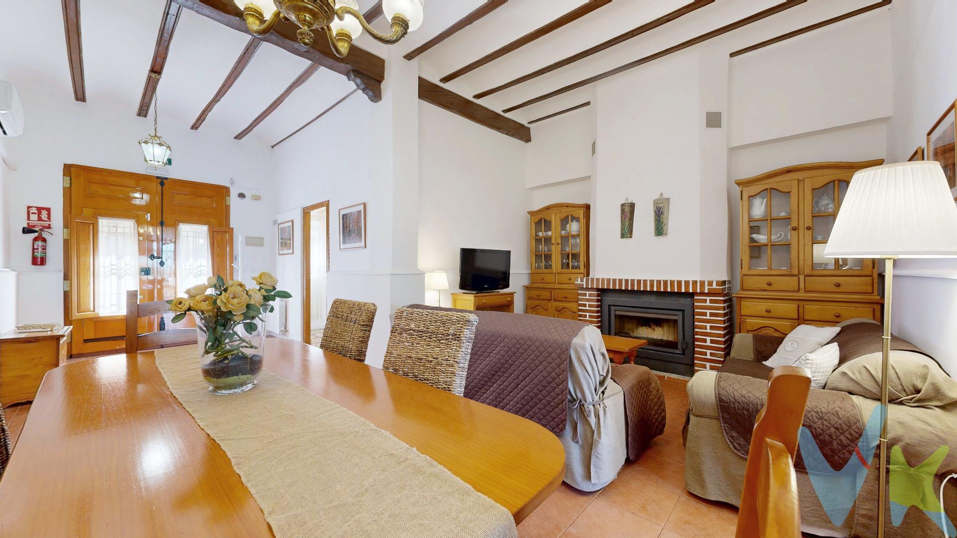 Espectacular casa en el centro del pueblo de Anna para entrar a vivir. 

Este es el refugio y la vivienda puramente mediterránea que estabas buscando.

Imagina despertar cada día en el corazón de Anna, rodeado de la serenidad, la luz y los colores únicos de la comarca de la Canal de Navarrés, al abrigo de la imponente Sierra de Enguera, colándose por sus amplios ventanales. Esta casa de pueblo de dos plantas, reformada con mimo y materiales escogidos por su calidad, te recibe con una calidez que se siente nada más acceder a ella. Techos altos, vigas de madera vista, terrazas con vistas espectaculares, amplias estancias muy bien distribuidas entre sus dos plantas, con zonas de salón distribuyendo sus tres habitaciones.

Cuenta con tres dormitorios dobles que rebosan energía y personalidad, invitándote a soñar y disfrutar de la paz que sólo un hogar así puede ofrecer. La cocina con zona de comedor anexa es el escenario perfecto para largas sobremesas, risas y nuevas recetas compartidas bajo techos altos y ventanas que dejan entrar la brisa mediterránea. Dos baños completos facilitan el día a día, cada uno en su planta respectiva.

Desde el comedor de la zona de cocina, se accede a su espectacular terraza principal, un oasis privado orientado a la sierra, ideal para gozar de veladas al aire libre, organizar barbacoas en su enorme paellero con zona de bancadas amplias y fregadero anexa, y contemplar los atardeceres mientras el sol tiñe las montañas de tonos dorados.

En el piso superior, otra zona de salón con terraza auxiliar igualmente orientada a la Sierra de Enguera te espera para momentos de desconexión o desayunos con vistas infinitas, y desde dicho salón da acceso a sus dos habitaciones de la planta superior.

Esta vivienda destila paz, energía positiva y esa mezcla de estilos, colores y texturas que transforma cada rincón en un lugar acogedor, especial para quienes valoran la autenticidad mediterránea.

Cuenta con chimenea de leña en cassette, que además se acondicionado para irradiar su calidez en la planta superior, y con calefacción por radiadores en toda la vivienda y agua caliente por caldera de gasoil, además de contar con splits de aire acondicionado en ambas plantas. Zona de despensa y lavadero junto a cocina. Toda la vivienda fue reformada íntegramente en 2019, lo que garantiza la idoneidad de todas sus instalaciones recientes, incluso con el doblado de paredes bajas y respiración para evitar capilaridades y humedad en planta baja. ¡Es una vivienda completamente lista para entrar a vivir sin más preocupaciones y para disfrutarla a tope!
 
Anna es una localidad llena de historia y patrimonio, famosa por su lago, la Albufera, sus cascadas y rutas senderistas, y también por su Palacio de los Condes de Cervellón y la riqueza natural de su entorno. El pueblo dispone de todos los servicios: supermercados, farmacia, centros escolares, instalaciones deportivas, restaurantes, bares con terrazas y todo tipo de tiendas de proximidad. La conexión por transporte público incluye varias líneas de autobús hacia Xátiva y Valencia, lo que facilita la movilidad y el acceso a servicios complementarios y hospitales. Un enclave tranquilo pero bien comunicado, ideal para familias y quienes buscan calidad de vida.
 
Por mandato expreso del propietario, comercializamos este inmueble en exclusiva, lo que le garantiza un servicio de calidad, un trato fácil, sencillo y sin interferencias de terceros. Por este motivo, se ruega no molestar al propietario, a los ocupantes de la propiedad, a los vecinos si los hubiera. Muchas gracias por su comprensión.

La oferta está sujeta a cambios de precio o retirada del mercado sin previo aviso. Este anuncio en su conjunto, incluyendo textos, fotos, imágenes o cualquier otro contenido de este, no es vinculante dado que la información es ofrecida por terceros y puede contener errores. Se muestra a título informativo y no contractual. Las medidas, superficies y diseño del plano facilitado son meramente orientativas. "El precio NO INCLUYE los gastos de corretaje inmobiliario, impuestos (IVA, ITP, AJD), plusvalía, notaría y registro”.
