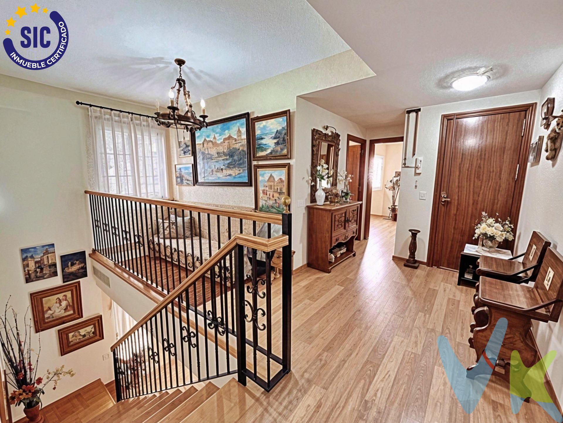 Gran dúplex de 180 m² junto a la playa y universidades — Malvarrosa. A solo 5 minutos a pie de la playa, este amplio dúplex de 180 m² construidos (según catastro) destaca por su luminosidad, amplitud y ubicación privilegiada. Resultado de la unión de dos viviendas con fincas registrales independientes, ofrece un espacio único y versátil: perfecto para familias que buscan amplitud, profesionales que trabajan desde casa o inversores que desean dividir el espacio en dos unidades. Situado en una de las zonas más demandadas de València, junto a las universidades de Tarongers y la Politécnica, con comercios, transporte y servicios a pie de calle. Distribución:. Planta baja. - 1 habitación doble. - Amplio salón-comedor. - Baño con bañera. - Cocina equipada con salida a patio comunitario. Primera planta. - 2 habitaciones dobles (una con balcón a la calle). - 2 habitaciones simples (una habilitada como vestidor). - Cocina equipada. - Baño con plato de ducha. Características destacadas:. - Suelos de tarima. - Ventanas climalit con mosquiteras (cristal espejo en planta baja). - Aire acondicionado frío/calor, en el salón-comedor y en la habitación principal. - Armarios empotrados. - Sistema de ósmosis. - Agua caliente por gas natural. El inmueble es el resultado de la unión de dos viviendas con fincas registrales independientes, lo que permite:. - Dividirlo fácilmente en dos unidades para alquilar por separado. - O mantenerlo como un único y amplio dúplex para alquiler por habitaciones. Actualmente 5 habitaciones con posibilidad de llegar a tener 8 habitaciones. Inversores. - 180 m² construidos (según Catastro). - Doble acceso y fincas registrales independientes. - Alta demanda de alquiler por proximidad a universidades. - Alta Rentabilidad. - A 5 minutos de la playa. - Zona consolidada y en crecimiento. - Una inversión sólida en un entorno con alta demanda de alquiler y revalorización constante. Ubicación privilegiada:. - A solo 5 minutos andando de la playa. - Próximo a Universidad Politécnica y Universidad de Tarongers. - Zona con alta demanda y excelentes comunicaciones. Solicita más información o agenda tu visita hoy mismo. Una vivienda única en la Malvarrosa, donde espacio y ubicación se unen. La descripción del presente inmueble e imágenes tienen mero carácter informativo y en ningún caso carácter contractual, pudiendo ser modificados por la inmobiliaria comercializadora sin que ello implique responsabilidad alguna frente a terceros. En el precio de venta a público, esta propiedad NO incluye los gastos de adquisición (Notario, registro, gestión, honorarios, etc…).