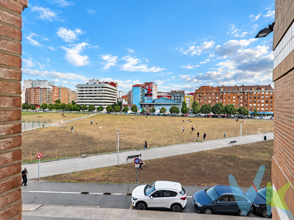 4 DORMITORIOS, TODO EXTERIOR EN GIJÓNUna vivienda para entrar a vivir, con espacio para toda la familia y en una excelente zona de Gijón.En calle Pintor Mariano Moré nº 2 presentamos esta vivienda de aproximadamente 92 m², situada en una segunda planta con ascensor y con una característica especialmente atractiva: es exterior, lo que proporciona una agradable entrada de luz natural a la vivienda.La propiedad cuenta con cuatro dormitorios, una distribución cada vez más difícil de encontrar y perfecta tanto para una familia como para quienes necesitan disponer de espacios adicionales para despacho, zona de estudio o habitación de invitados.Dispone además de dos baños, aportando comodidad y funcionalidad al día a día.La vivienda se encuentra en buen estado y lista para entrar a vivir, permitiendo disfrutarla desde el primer momento sin necesidad de afrontar una reforma integral.Su ubicación es otro de sus puntos fuertes. Se encuentra en una zona consolidada y muy valorada de Gijón, rodeada de servicios, comercios, centros educativos, transporte y todo lo necesario para disfrutar de la ciudad cómodamente sin renunciar al centro y playas.Una vivienda especialmente completa por todo lo que reúne: 92 m², cuatro dormitorios, dos baños, ascensor, carácter exterior,  y lista para entrar a vivir.Una oportunidad para quienes buscan espacio y comodidad sin renunciar a una buena ubicación en Gijón.En las últimas fotografías de este anuncio podrás descubrir una propuesta de reforma realizada mediante home staging virtual con inteligencia artificial, que muestra cómo podría transformarse esta vivienda tras una actualización estética.Ven a conocerla. Puede ser la vivienda que estabas buscando.Se informa a los interesados que el precio de venta indicado no comprende el Impuesto de Transmisiones Patrimoniales (ITP) , los gastos asociados a la compraventa (notaría, registro de la propiedad y otros) ni los honorarios de la agencia inmobiliaria a cargo del comprador.