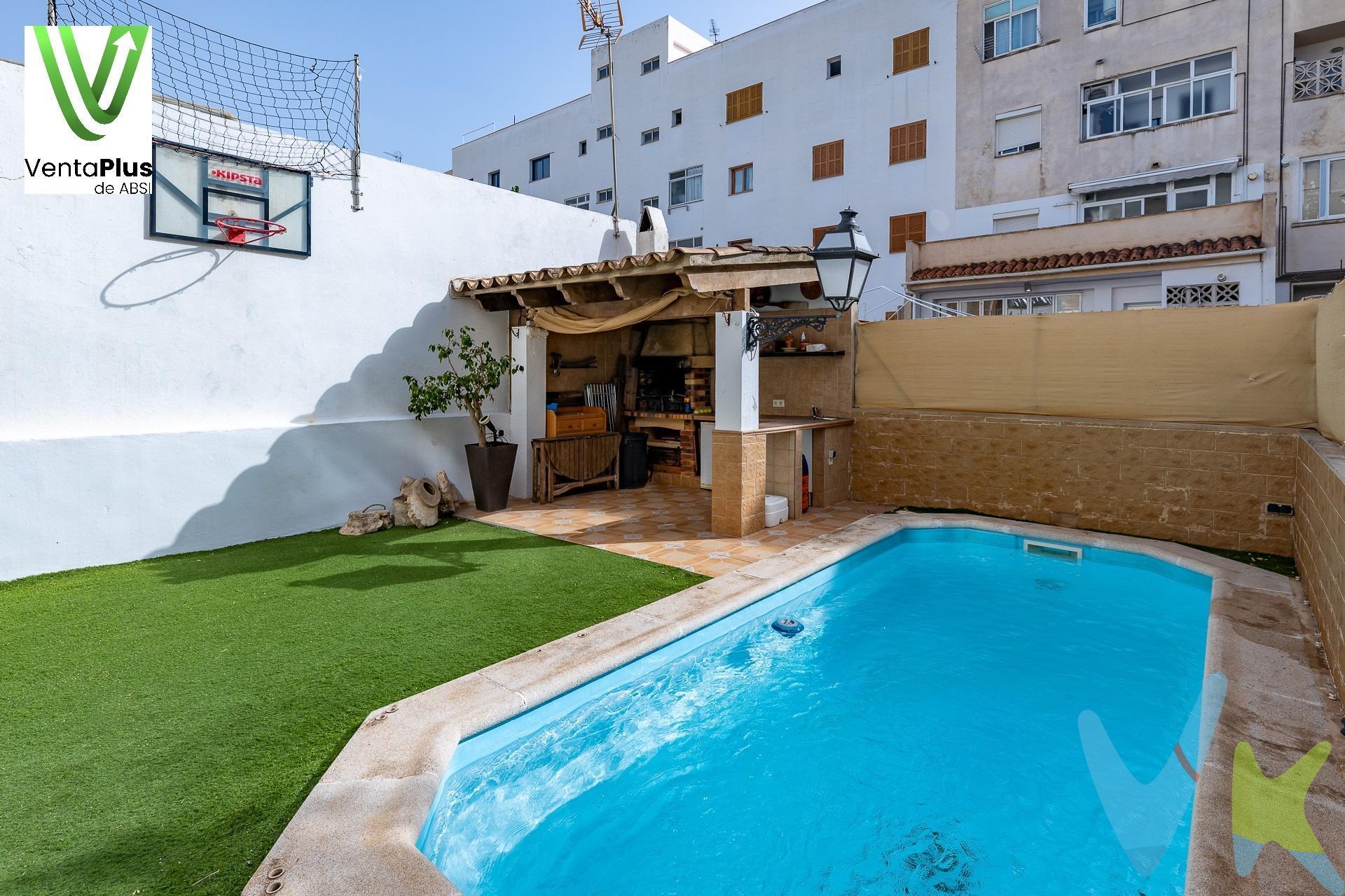 Disfruta de esta espectacular vivienda, cerca de la playa y a 5 min de Palma. Esta planta baja de 85 m2 muy luminosa cuenta con un jardín de 70 m2, donde podrás disfrutar de un merecido descanso en tu piscina privada o disfrutar de barbacoas con tus amigos en el porche. Además, cuenta con una terraza en la parte delantera de 17m2, perfecta para relajarte y disfrutar del aire fresco. El Inmueble consta de un salón con vistas al jardín, una cocina-comedor muy amplia y totalmente equipada para que te sientas como un autentico chef, tres dormitorios dobles y un baño con ducha. Vivienda muy luminosa y bien orientada. Dispone de aislante térmico y solar en las cristaleras y ha sido reformada recientemente. Además la vivienda cuenta con un trastero para que puedas tener todo bien ordenado. . La vivienda tiene construcciones fuera de ordenación que se especificarán en la visita. Cédula de habitabilidad en vigor y Certificado Energético Registrado. ¡No pierdas la oportunidad de hacer de esta propiedad tu nuevo hogar!. Este inmueble ha sido certificado por ABSI, (Agrupación Balear de Servicios Inmobiliarios) lo que significa que la agencia comercializadora ha supervisado la documentación necesaria para la compraventa y que el inmueble forma parte de la bolsa de propiedades en multi exclusiva ABSI