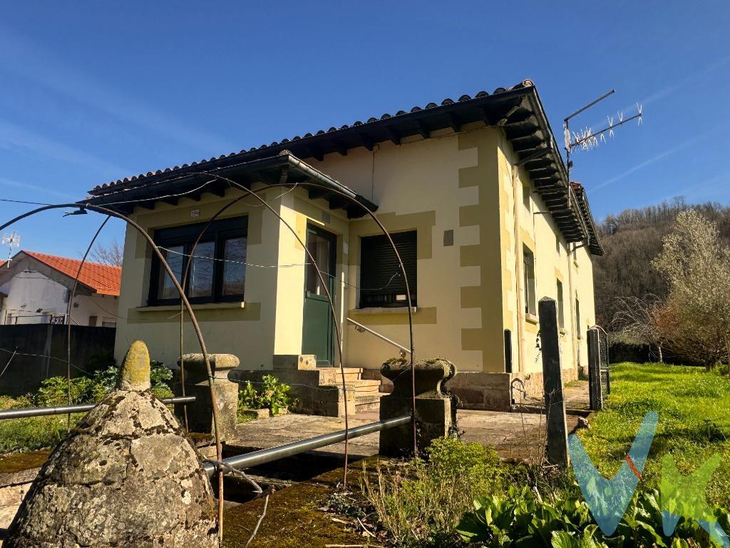 Encanto a orillas del Besaya: Amplia casa independiente con jardín en La Serna. Descubra la serenidad de vivir frente al río Besaya en esta magnífica propiedad ubicada en el Barrio de Elecha (La Serna - Arenas de Iguña). Una vivienda que combina la esencia de la arquitectura tradicional de Cantabria con las comodidades modernas, gracias a su excelente estado de conservación y reformas recientes (2019). La Vivienda: Comodidad en una sola planta. La casa destaca por su funcionalidad, ya que la mayor parte de su vida diaria se desarrolla en una cómoda planta baja. Dormitorios: 5 amplias habitaciones, ideales para familias numerosas o para disponer de despachos y zonas de invitados. Baños: 1 Baño completo y 1 Aseo. Calidades: Reforma de 2019 que incluye ventanas de PVC Climalit de alta eficiencia y sistema de calefacción de gasoil, garantizando un hogar cálido y eficiente. Espacios adicionales: La propiedad cuenta con un amplio almacén, granero y un cobertizo anejo, ofreciendo un enorme potencial para talleres, almacenaje o futuras ampliaciones. Exterior: Un jardín para disfrutar. La parcela de más de 700 m² está totalmente cerrada, proporcionando privacidad y seguridad. Es un espacio llano y soleado, perfecto para disfrutar del clima cántabro, crear un huerto o simplemente relajarse escuchando el murmullo del río Besaya, que fluye justo frente a la casa, separado únicamente por la calle de acceso. Ubicación y Conectividad. Situada en pleno casco urbano, la casa disfruta de excelentes accesos y todos los servicios necesarios a un paso:. Servicios locales: Colegio, estación de tren y conexión rápida con la autovía A-67. Entorno Natural: En el corazón del Valle de Iguña y a las puertas del Parque Natural Saja-Besaya. Distancias clave:. Torrelavega: 30 km (20 min). Playas del Cantábrico: 42 km (30 min). Santander: 60 km (45 min). Un estilo de vida activo. Esta ubicación es un paraíso para los amantes del ocio al aire libre. Desde la puerta de su casa podrá acceder a rutas de senderismo y pesca deportiva. Además, su posición estratégica le permite disfrutar de jornadas de esquí, surf o golf a menos de una hora de distancia. . Gastos de la transacción: El adquiriente deberá hacerse cargo del Impuesto de transmisiones patrimoniales y del coste de la escritura y su inscripción en el Registro de la Propiedad. 