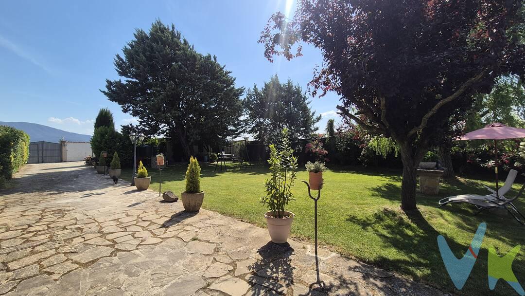 Un Oasis rodeado de campos de cultivo a 5 minutos del centro de Sangüesa. Y a 35 minutos de la capital si hiciera falta.
Un vergel, con manto verde, árboles maduros, que alivian el calor, embellecen el paisaje... y a la vez una explotación agrícola que alimenta. 
El acceso a la finca es digno de una mansión, el portón flanqueado por farolas da paso a la propiedad y la primera impresión es imponente, un gran jardín presidido por un gran Sauce, y rodeado de plantas hornamentales, adelfas, rosales....Césped perfecto y un cuidado acceso a la casa principal rodeado de farolas. 
A la izquierda un edificio auxiliar, que consta de un garaje cerrado, un almacén y una encantadora casa de invitados, un loft en planta baja sin barreras aequitectónicas,con cocina y baño independientes recien reformados, una pieza central hace de sala y dormitorio y  en el exterior un porche y un precioso cenador. Además en este espacio tenemos una práctica lavandería. 
Al fondo del jardín y pasando por la piscina elevada, está la casa principal en planta baja, también sin barreras arquitectónicas. 90m2 con 3 dormitorios, un baño y cocina reformados, gran salón comedor y  un  precioso porche techado con vistas a la piscina, además con acceso desde la cocina un cenador exterior con barbacoa. Junto a la casa " la sala de máquinas " caldera, tanques, depósitos de agua. placas solares y un práctico baño que da servicio al exterior. 
Detras de la casa, espacio para huerta, frutales y animales y pasando la acequia, que es la espina dorsal de la finca,  otro gran campo de cultivo del mismo uso.
 Siempre guiados por un espíritu de respeto al medio ambiente, todo el conjunto está concebido para limitar las emisiones y minimizar los consumos, con aislamientos, un eficiente sistema de calefacción hibrido con chimeneas de leña en ambos edificios y agua caliente con placas solares, gasoil y leña. Para saneamiento 2 pozos sépticos de fácil mantenimiento.
El agua de riego es muy necesaria para mantener este enorme oasis y para ello se nutre de una acequia de riego, arteria fundamental que da vida a todo el ecosistema. Además dispone de un pozo para uso doméstico. 
El acceso a tendido eléctrico  es algo muy importante y en este caso una gran ventaja. 
Toda la propiedad ha sido mejorada y cuidada durante lustros por sus propietarios con trabajo e ilusión. Y una gran inversión. Por mencionar algunos detalles una valla perimetral de 500metros lineales, bocas de riego salpicadas en sus 200 metros de largo y 20 de ancho. bombas de agua, puntos de electricidad, iluminación combinada con lámparas solares y convencionales. Además las cocinas y baños han sido renovadas en los últimos 5 años con mucho gusto y buenos materieles. 
Está catalogada como casa de campo y por ello no dispone de cédula de habitabilidad aunque es totalmente habitable y en perfecto estado para entrar a vivir. La ausencia de la cédula limita en parte el acceso a préstamos hipotecarios para su compra suponiendo en general un porcentaje inferior al 80%.
Es imposible describir esta propiedad y desmenuzar todos los detalles que le acompañan sin hacer una ( o varias ) visitas. 
Empieza por llamar, solventar tus dudas y solicitar la visita a esta magnífica propiedad. 