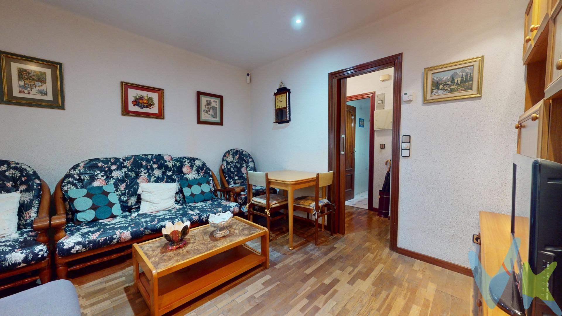 Te presentamos una excelente oportunidad de inversión en el corazón del barrio de Palomeras Bajas, situado en la vibrante ciudad de Madrid. . Este piso con un precio atractivo de 160,550€ ofrece una superficie construida total de 53 m² y útil de 41 m², ideal para quienes buscan personalizar su nuevo hogar a su gusto. La propiedad cuenta con una habitación doble y otra sencilla que se pueden adaptar según tus necesidades. Además incluye un baño completo bien distribuido. . Aunque requiere reformas que te permitirán plasmar tu estilo propio e innovador dentro del inmueble ubicado estratégicamente cerca a servicios esenciales tales como transporte público , supermercados y parques locales. . No pierdas esta ocasión: transforma este piso clásico mediante renovación creativa hasta convertirlo exactamente lo que siempre has deseado! . Contáctanos hoy mismo si deseas más información.