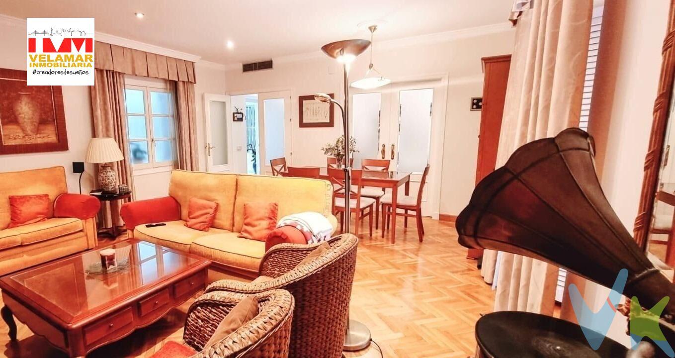 Esta fabulosa propiedad inmobiliaria se encuentra ubicada en una primera planta del edificio con ascensor de una finca señorial totalmente rehabilitada y con un encanto especial que te dejará maravillado/a desde que entres en el edificio. . La vivienda dispone de un hall de entrada que da acceso a su amplio y señorial salón-comedor independiente,  gran cocina (también independiente) en el que poder reunir a toda la familia al rededor de la mesa en fantásticas veladas, cuatro dormitorios (dos de ellos dobles) siendo el principal tipo suite con baño  equipado con placa de ducha, y con la ventaja de un segundo cuarto de baño con bañera para tu familia o invitados. Y si a ello le unimos que tanto el salón, uno de sus dormitorios (actualmente en uso de salón secundario) y la cocina tienen vistas a la plaza de Mina que te dejarán maravillado/a, la hacen auténticamente especial y ÚNICA. . El entorno donde está situada es ideal, ya que tiene unas una de las mejores ubicaciones de la ciudad, en una de las más bonitas y típicas plazas del centro histórico. Además podrás encontrar cerca todo lo que necesites para tu vida cotidiana como supermercados, farmacias así como otros negocios variopintos que facilitarán tus compras diarias o permitirán tener tus necesidades cubiertas sin desplazarte demasiado lejos. . En definitiva un sueño de Hogar para tu familia, que ahora puedes hacer realidad. Si estás interesado(a) pero tienes otra casa/propiedad previamente adquirida no te preocupes, cuenta con nuestra ayuda profesional para ayudarte conseguir venderla rápidamente. Informamos a nuestros clientes de que los gastos de notaría, registro, gestoría, impuestos y los honorarios de la agencia no están incluidos en el precio. A su vez, disponemos del documento informativo abreviado de la propiedad (según decreto 218/2005, del 11 de octubre) y de seguro de caución, para la protección del dinero entregado como señal para la reserva de una vivienda o inmueble. Periodo de validez del precio hasta 31 de diciembre de 2026. Operación sujeta a ITP, cuyo tipo general es del 7% respecto al precio de venta, pero que en casos especiales se puede ver reducido al 6% o 3,5% en virtud de lo dispuesto en el Ley 5/2021, de 20 de octubre, de Tributos Cedidos de la Comunidad Autónoma de Andalucía. El comprador, en caso de que querer adquirir la vivienda a través de la agencia, deberá abonar a ésta unos honorarios que ascienden al 3% del precio de la compraventa, más IVA del 21%. Los gastos aproximados de Notaría y Registro se cifran entre 800€ y 1600€, el importe exacto dependerá del precio final de la compraventa, número de copias de la escritura, número de páginas de la escritura, complejidad, etc, en virtud de lo dispuesto en el Anexo I del Real Decreto 1426/1989, por el que se aprueba el arancel general de Notaría, y el Anexo I del Real Decreto 1427/1989, por el que se aprueba el arancel de los Registradores de la Propiedad. En caso de necesidad de financiación bancaria para la compra, los gastos de la misma deberán ser obtenidos de la entidad bancaria que vaya a financiar la operación. Se hace constar que la agencia efectúa una labor de intermediación, y que las condiciones finales de la compraventa quedan sujetas a la aceptación expresa de la parte vendedora y a la ulterior formalización del contrato.