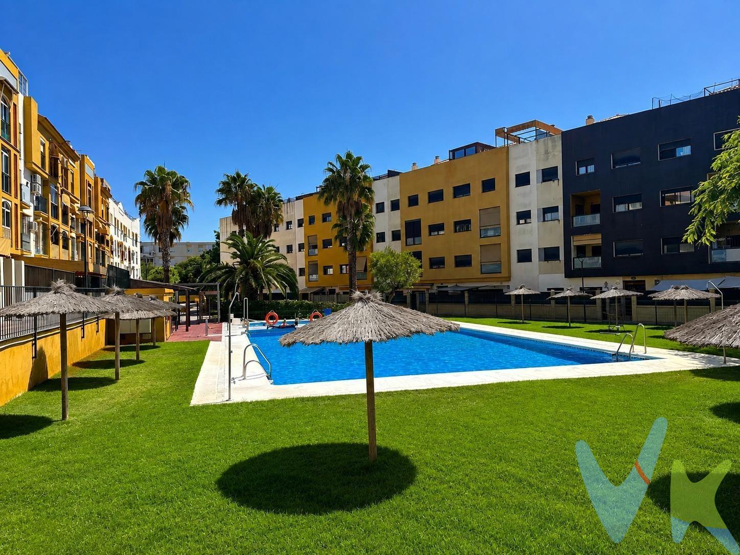 FANTÁSTICO ÁTICO EN URBANIZACIÓN CON PISCINA JUNTO A ESTADIO CHAPIN Y A LA UNIVERSIDAD (UCA). Ático muy amplio y luminoso con estupenda ubicación y ubicado en una preciosa urbanización dotada de amplias zonas ajardinadas y piscina comunitaria donde podrá disfrutar de grandes momentos de ocio y buen clima. La vivienda se distribuye en dos plantas donde se dispone en una de ellas de hall de entrada, cocina con terraza, salón comedor, 3 dormitorios y una baño y como elemento diferenciador en la planta ático encontramos un fantástico dormitorio tipo suite, con baño privado y acceso a dos magníficas terrazas, un espacio ideal para disfrutar del sol, relajarse o crear un rincón privado con unas agradables vistas. . Además, dispone de plaza de garaje y trastero, aportando comodidad y un valioso espacio adicional de almacenamiento. Una vivienda única por su distribución y sus espacios exteriores, que combina amplitud, luminosidad y privacidad con unas excelentes zonas comunes. Una oportunidad ideal para convertirla en el hogar que siempre has buscado. ¡Ven a descubrirla!. INFORMACIÓN LEGAL Y GASTOS. *Segunda transmisión: Operación sujeta a ITP, cuyo tipo general es del 7% respecto al precio de venta, pudiendo reducirse al 6% o 3,5% en determinados supuestos conforme a la Ley 5/2021, de 20 de octubre, de Tributos Cedidos de la Comunidad Autónoma de Andalucía. * Honorarios de agencia - El comprador deberá abonar a la agencia unos honorarios del 3% del precio de compraventa (mínimo 3.000 €), más IVA del 21%. * Gastos de Notaría y Registro - Se estiman entre 1.000 € y 2.500 €, dependiendo del precio final, número de copias, extensión de la escritura y complejidad, conforme al Real Decreto 1426/1989 (arancel notarial) y Real Decreto 1427/1989 (arancel registral). * Financiación - En caso de financiación bancaria, los gastos asociados deberán ser consultados directamente con la entidad financiera correspondiente. Nota importante - La agencia realiza labores de intermediación. Las condiciones finales de la compraventa estarán sujetas a la aceptación expresa de la parte vendedora y a la posterior formalización contractual.